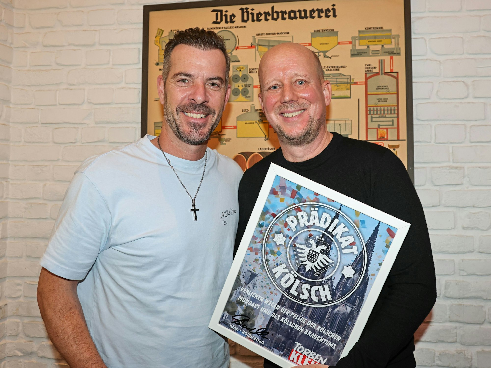 Torben Klein überreicht Manfred Rolef das „Prädikat Kölsch“.