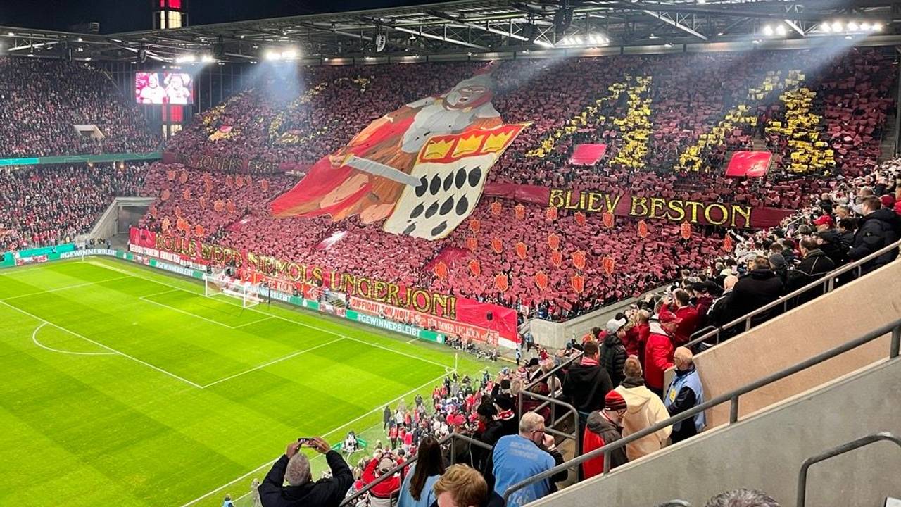 Die Choreo der FC-Fans vor dem Pokalspiel gegen Bayern München am 29. Oktober 2025.