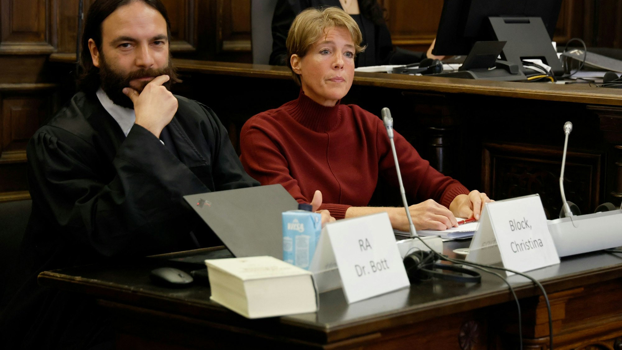 Christina Block (r) und ihr Verteidiger Ingo Bott sitzen während des Prozesses wegen mutmaßlicher Kindesentführung im Gerichtssaal im Landgericht Hamburg.
