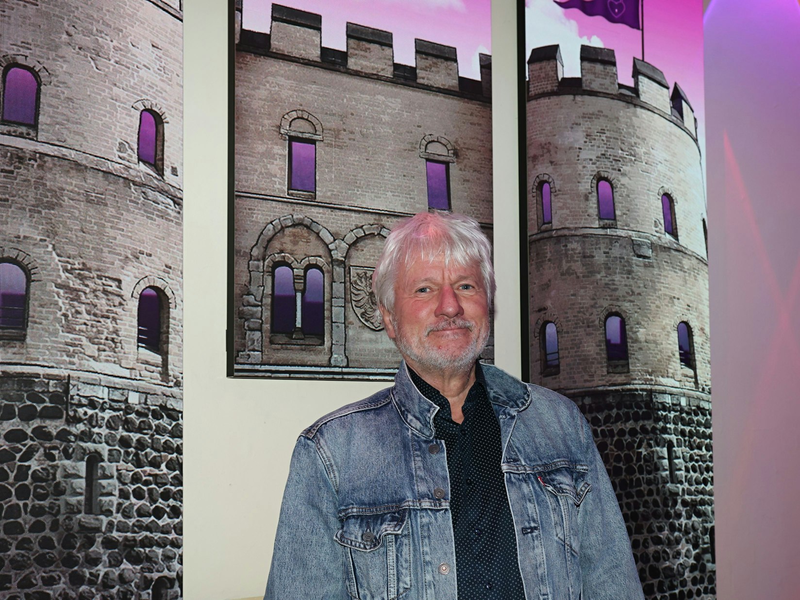 Jürgen Becker steht im Foyer der Volksbühne am Rudolfplatz.