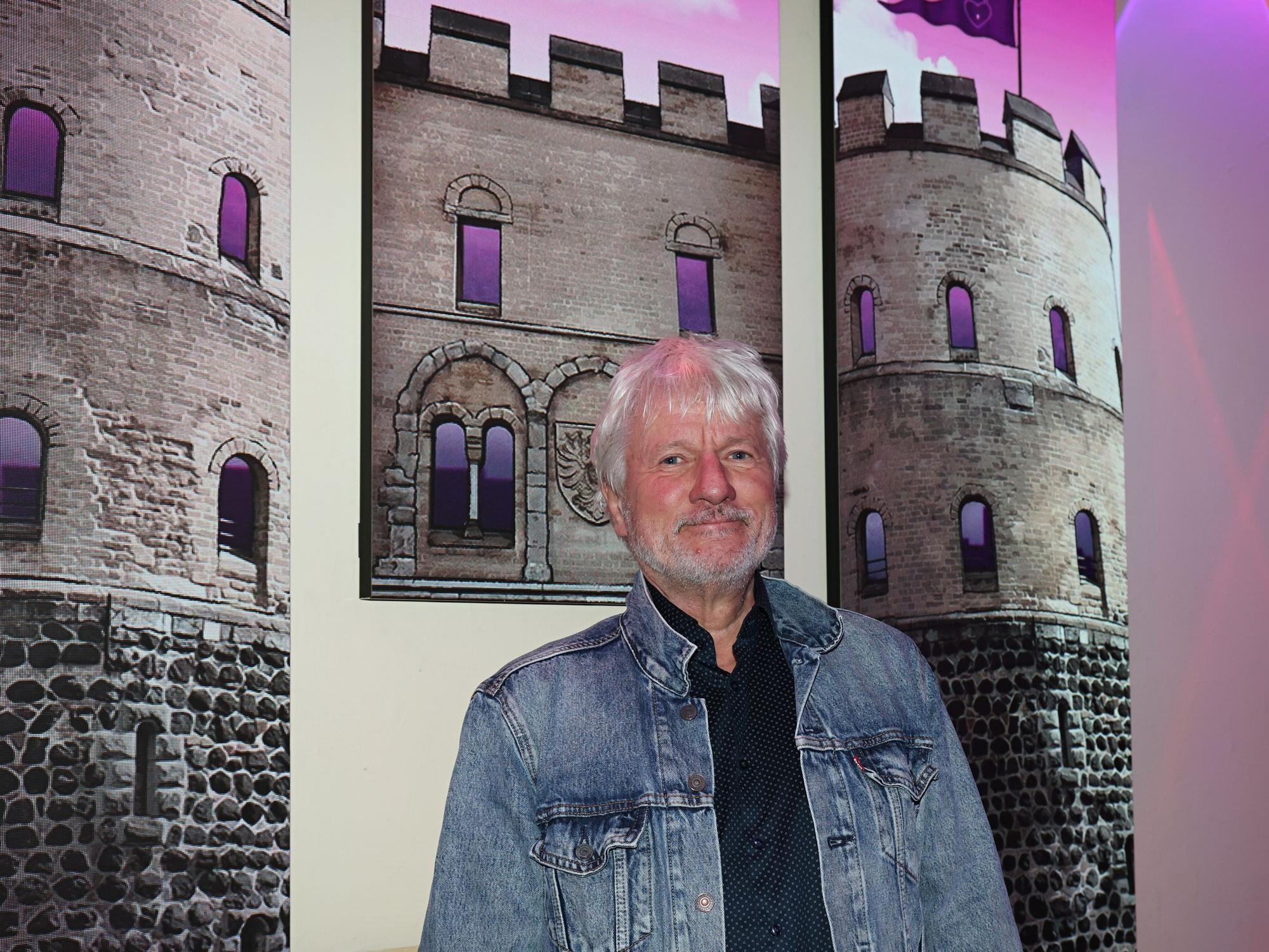 Jürgen Becker steht im Foyer der Volksbühne am Rudolfplatz.