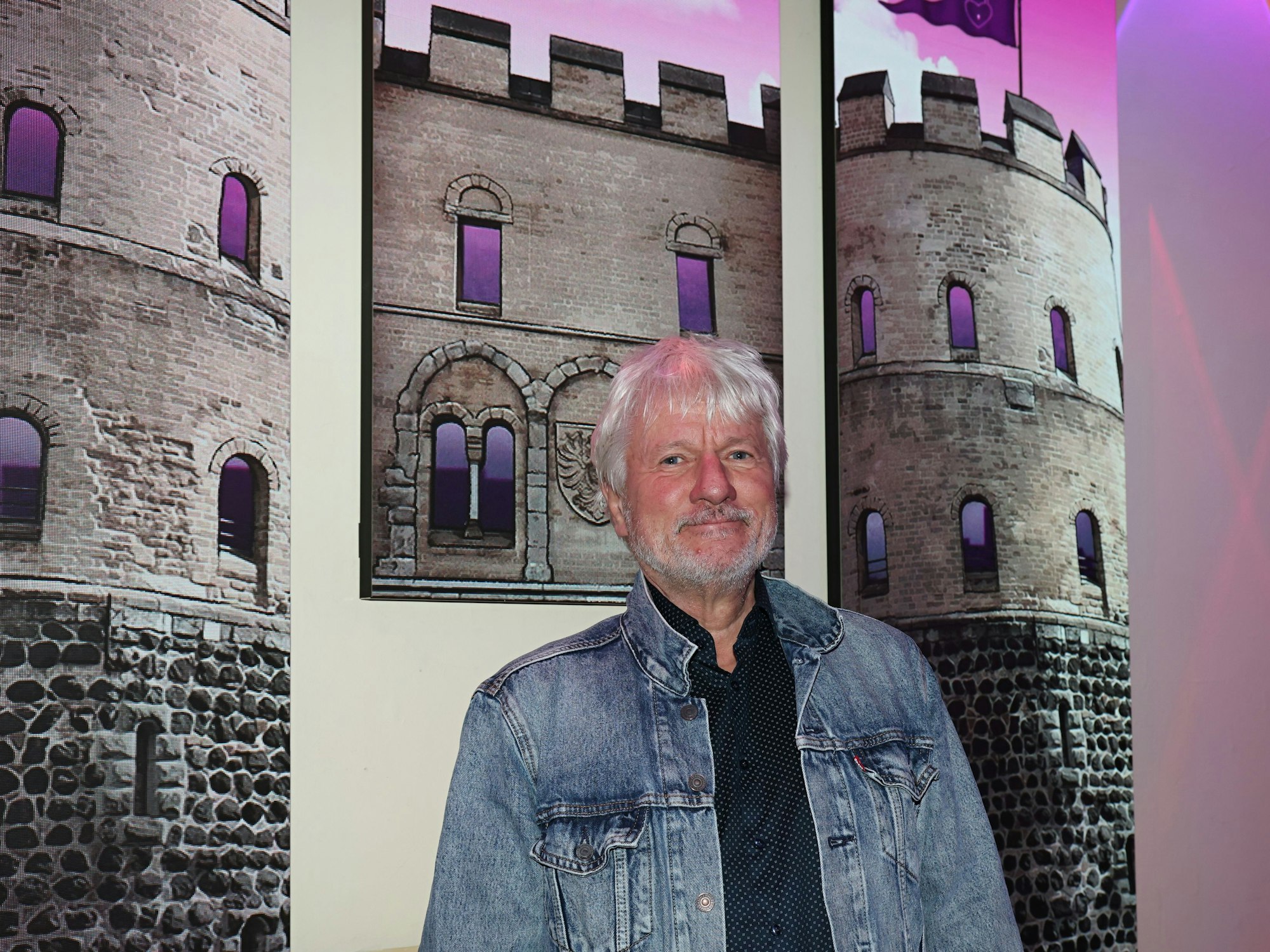Jürgen Becker steht im Foyer der Volksbühne am Rudolfplatz.