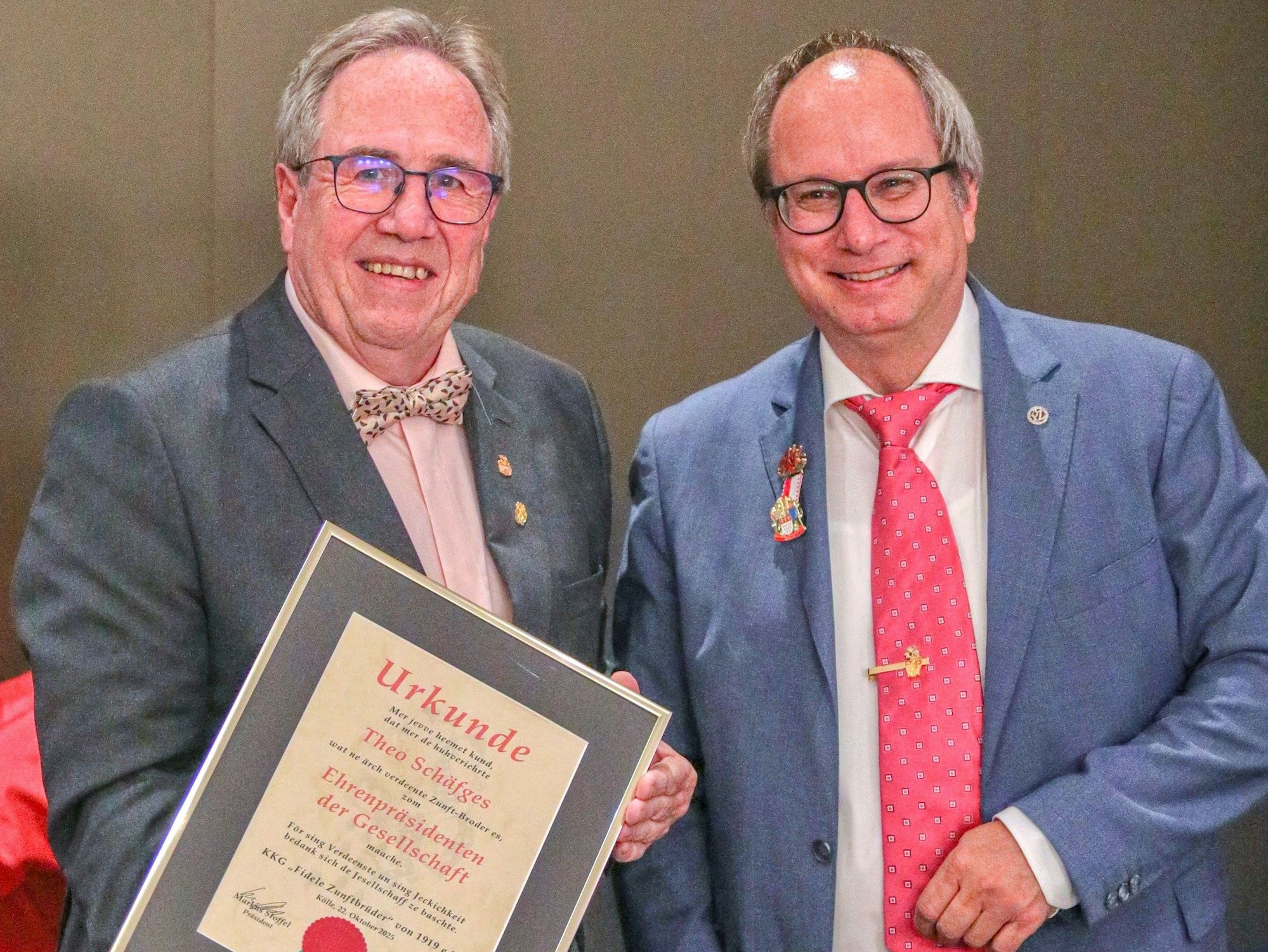 Theo Schäfges erhält eine Urkunde von Markus Stoffel.