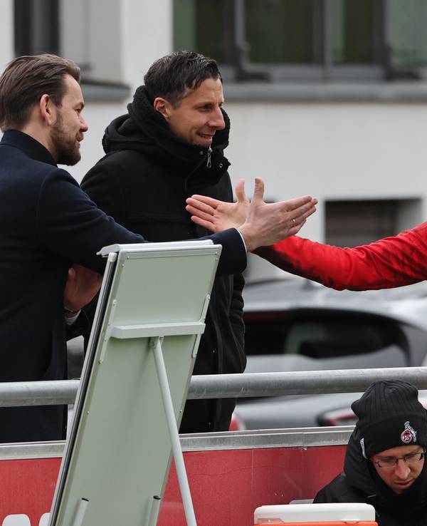 Thomas Kessler begrüßt Jonas Urbig mit Handschlag, daneben steht Christian Keller.
