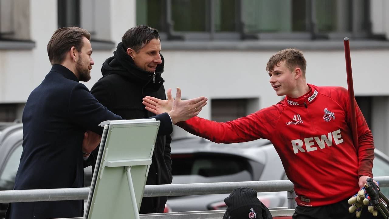 Thomas Kessler begrüßt Jonas Urbig mit Handschlag, daneben steht Christian Keller.