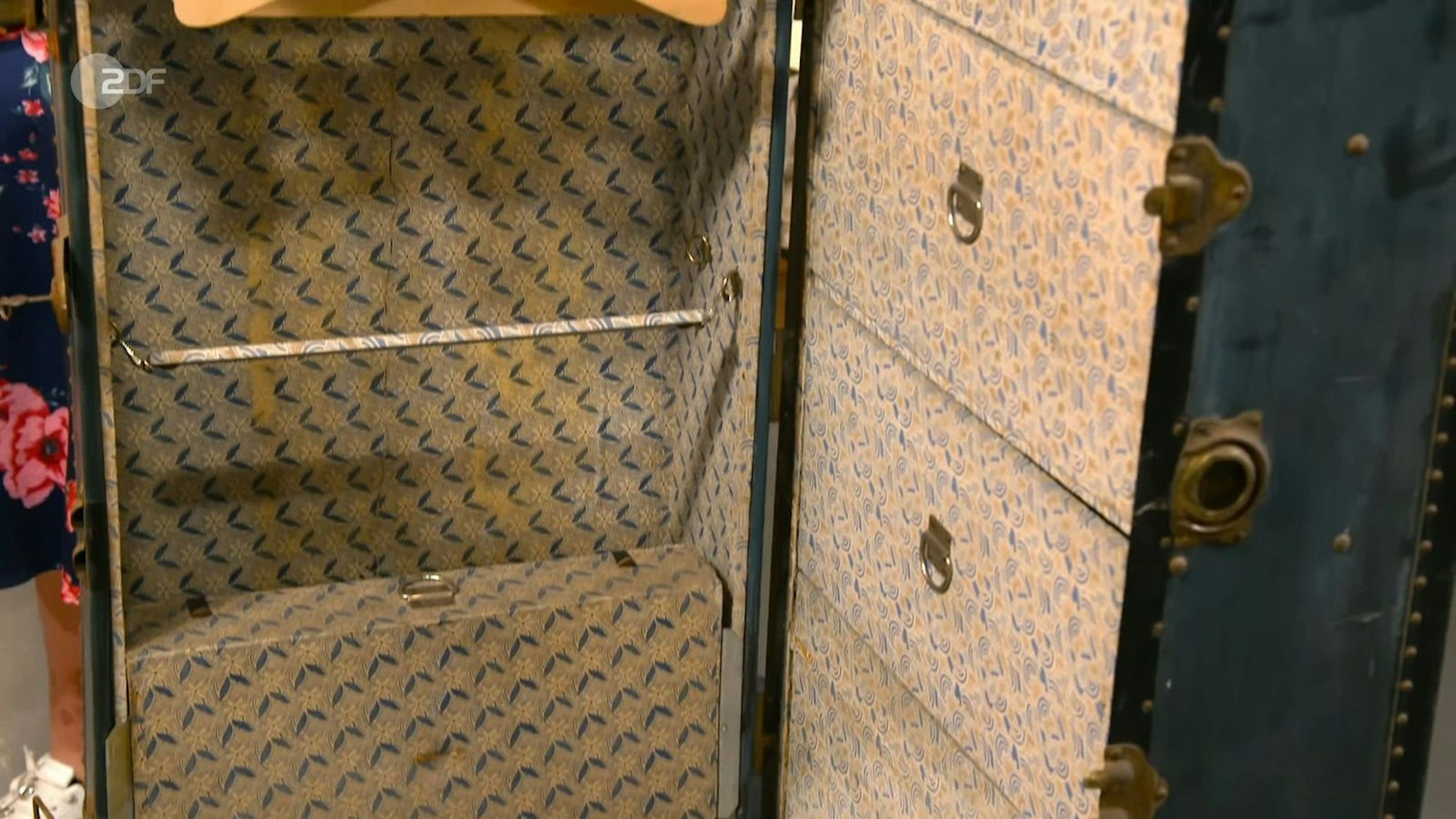 Der Experte weiß: Die meisten Beschädigungen kamen daher, dass der Koffer „einfach nur schlecht gestanden hat“.
 (Bild: ZDF)
