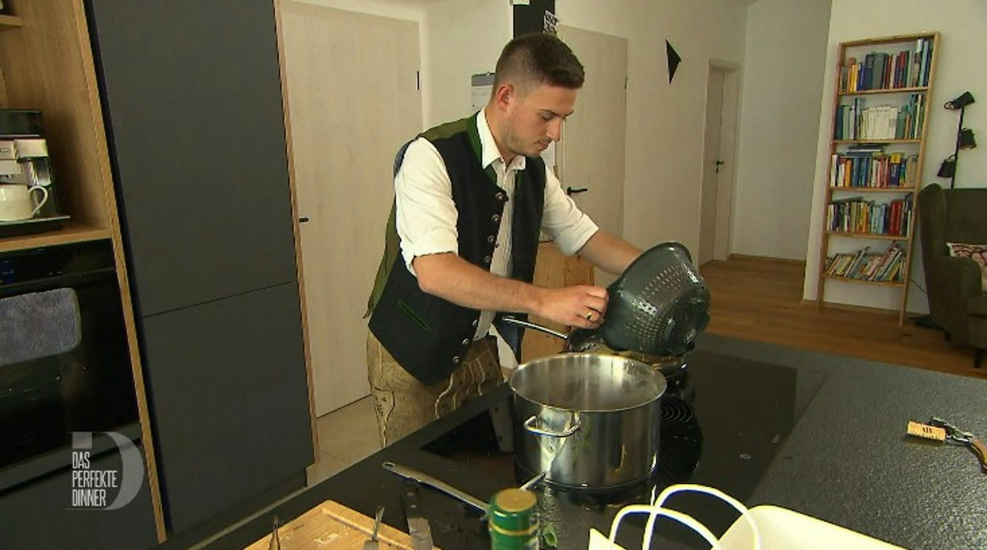 Auch wenn er als Koch profimäßig wirkt: Fabian (25) promoviert in bayerischer Geschichte. (Bild: RTL)