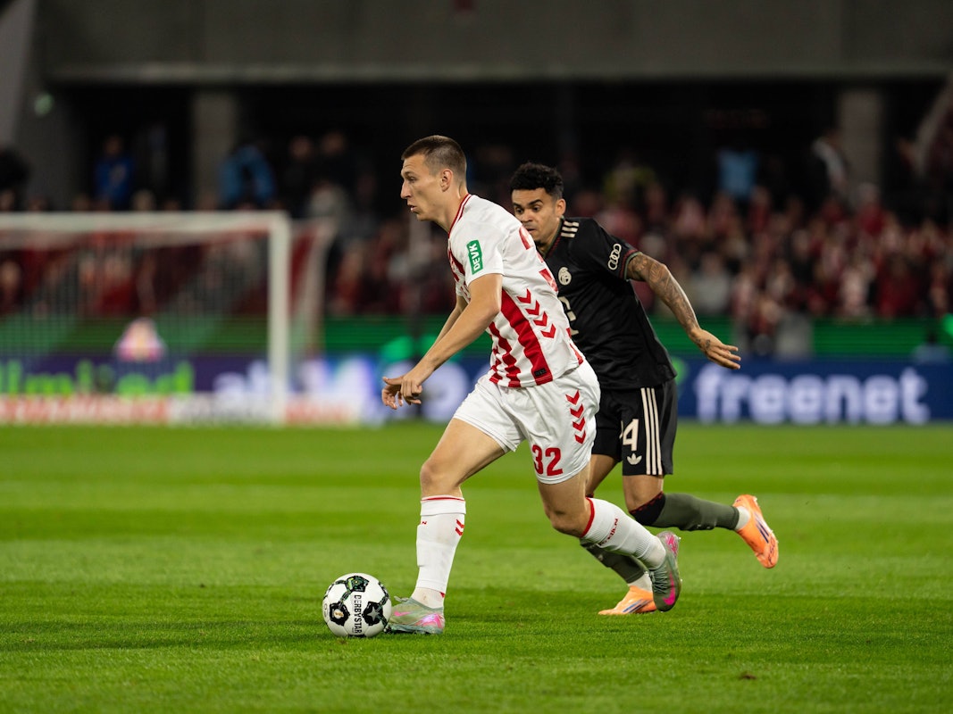 Kristoffer Lund im Zweikampf mit Luis Diaz.