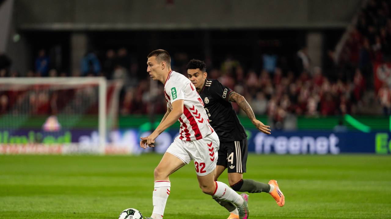 Kristoffer Lund im Zweikampf mit Luis Diaz.