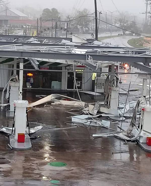 Eine Tankstelle liegt in Trümmern.