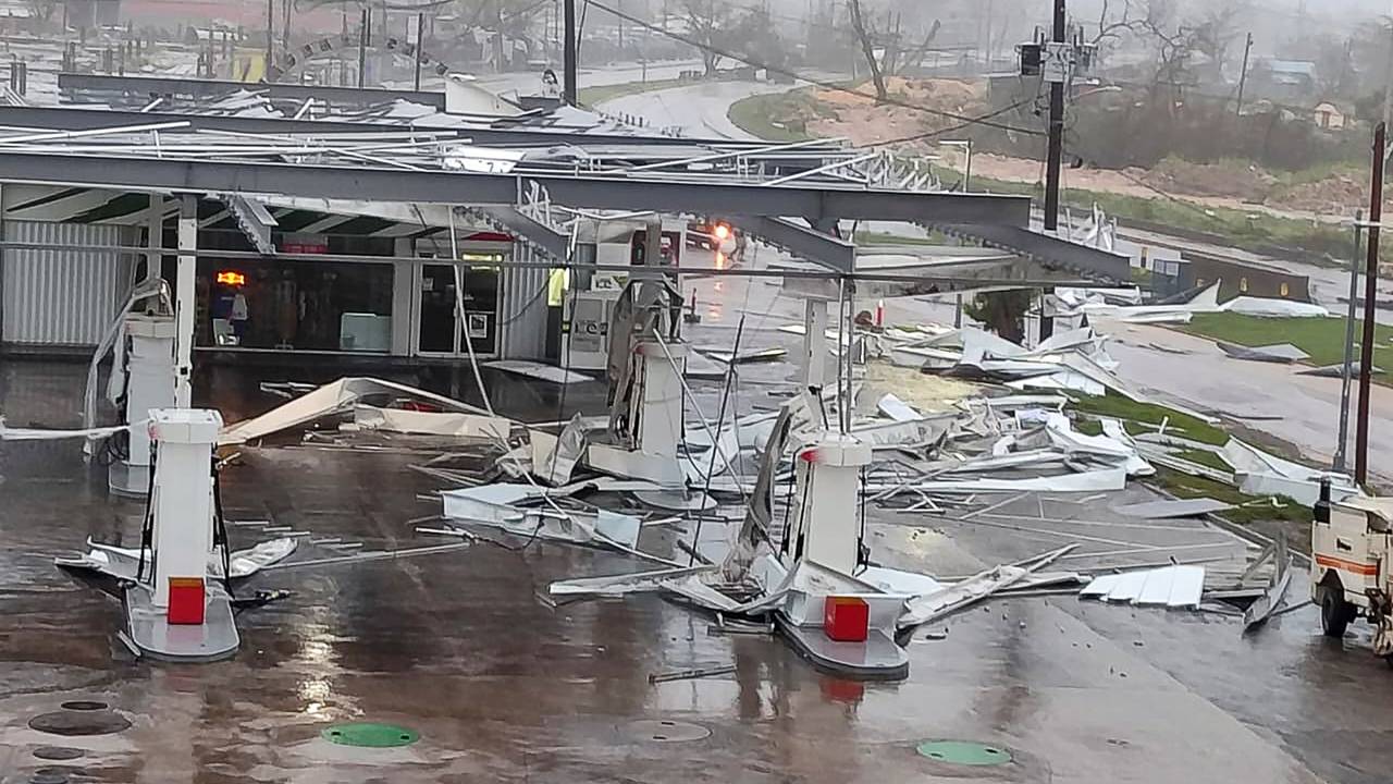 Eine Tankstelle liegt in Trümmern.