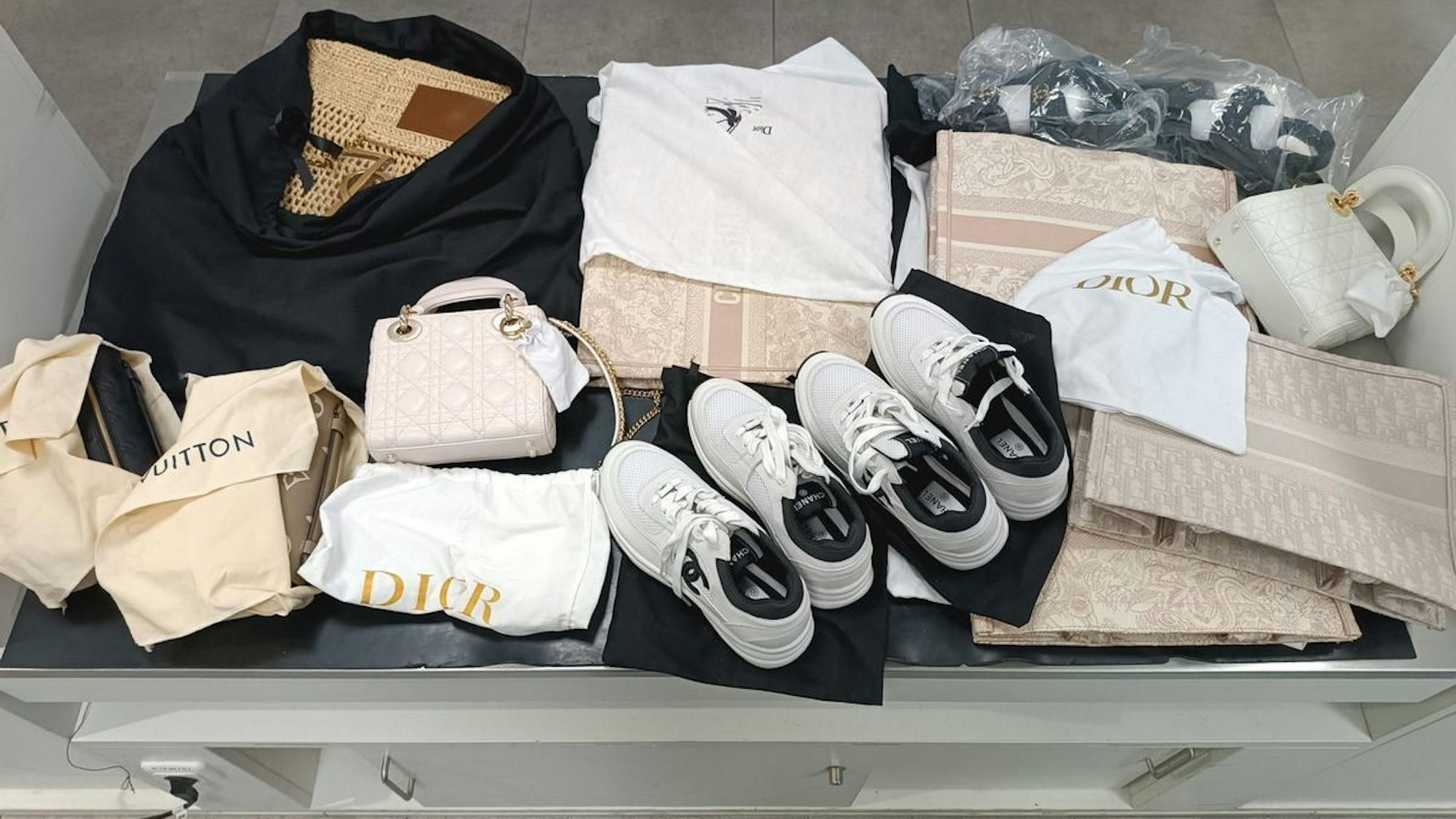 Sichergestellte Luxus-Handtaschen und -Schuhe bei einer Kontrolle des Kölner Zolls.