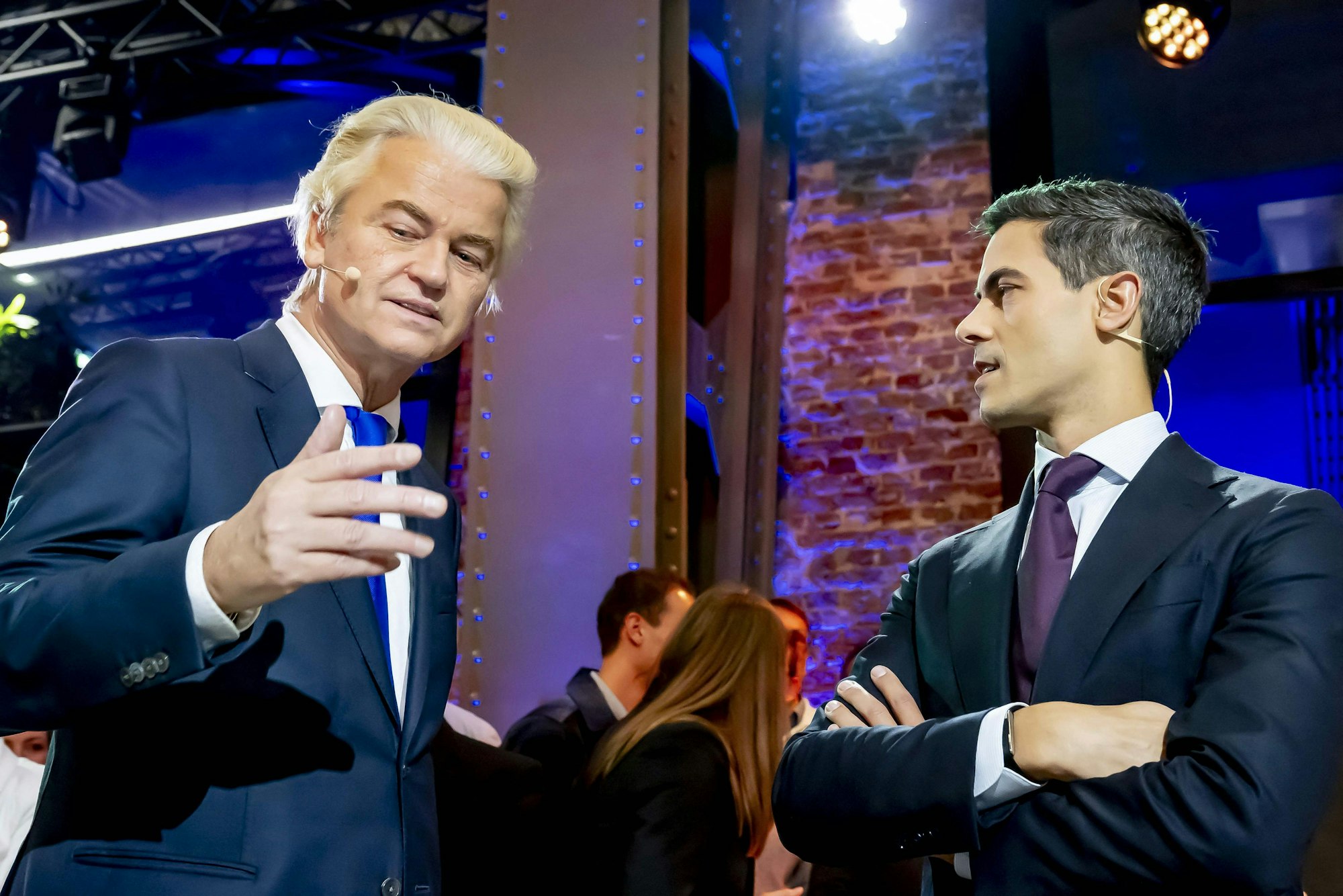 Rob Jetten, Spitzenkandidat der linksliberalen D66 (rechts) und Rechtspopulist Geert Wilders während der NOS-Abschlussdebatte.