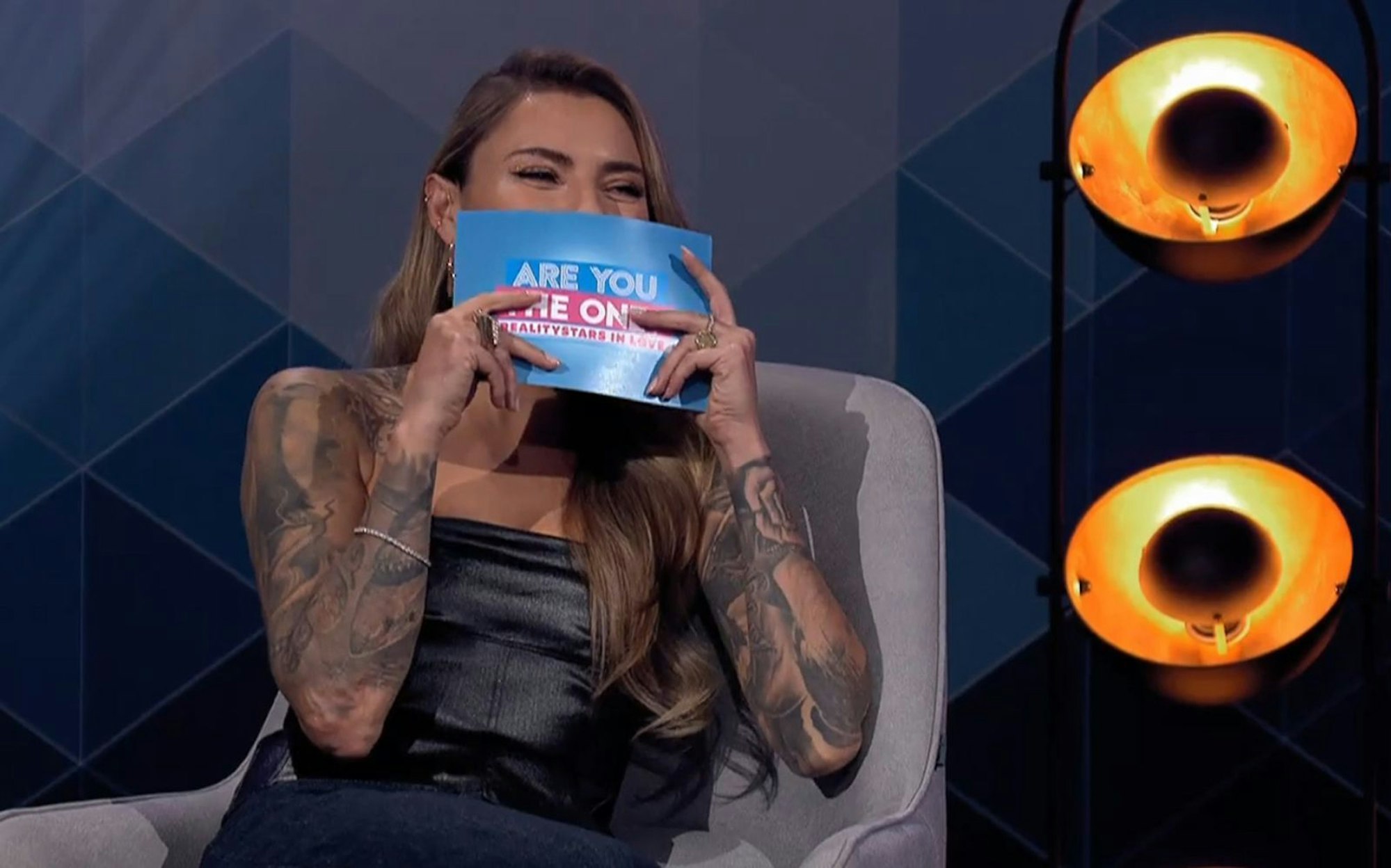 Moderatorin Sophia Thomalla lachte über die teils überraschenden Neuigkeiten. (Bild: RTL+)