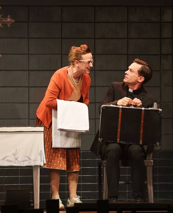 Szene aus dem Musical „Himmel und Kölle“ mit Vera Bolten und Markus Schneider.
