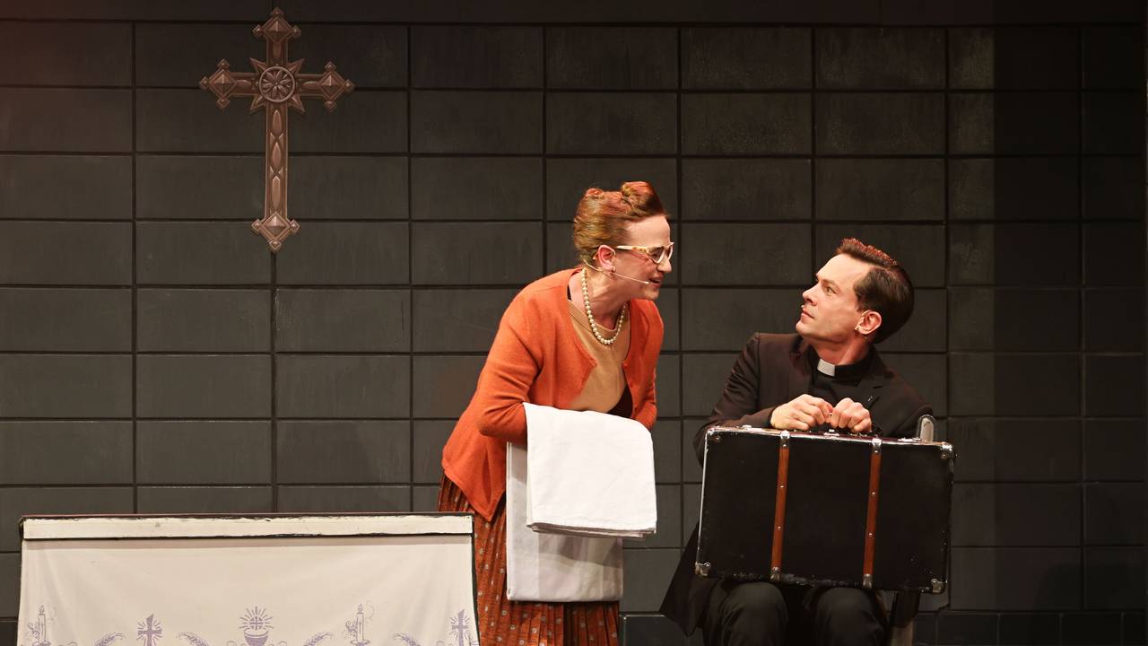 Szene aus dem Musical „Himmel und Kölle“ mit Vera Bolten und Markus Schneider.