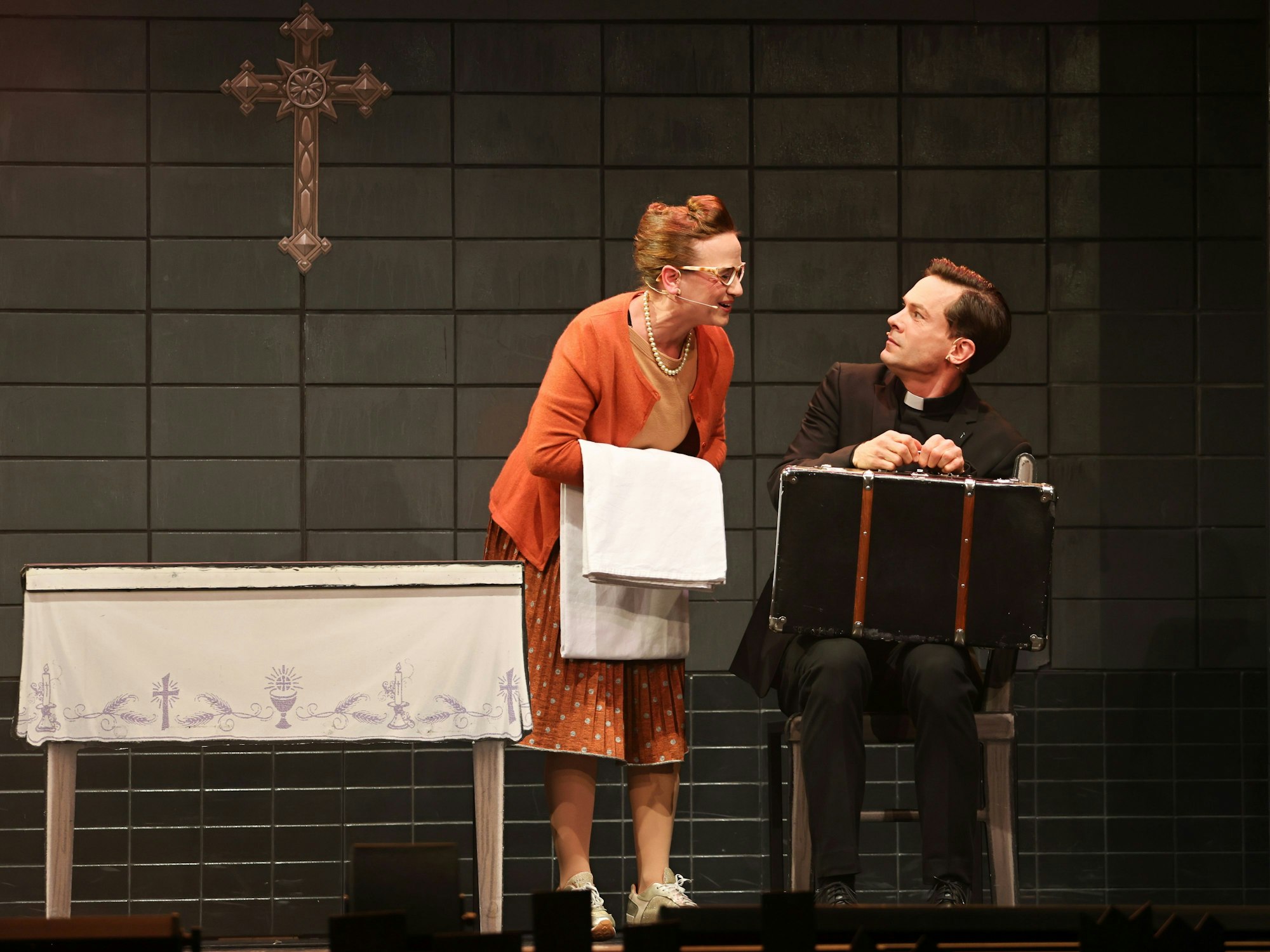 Szene aus dem Musical „Himmel und Kölle“ mit Vera Bolten und Markus Schneider.