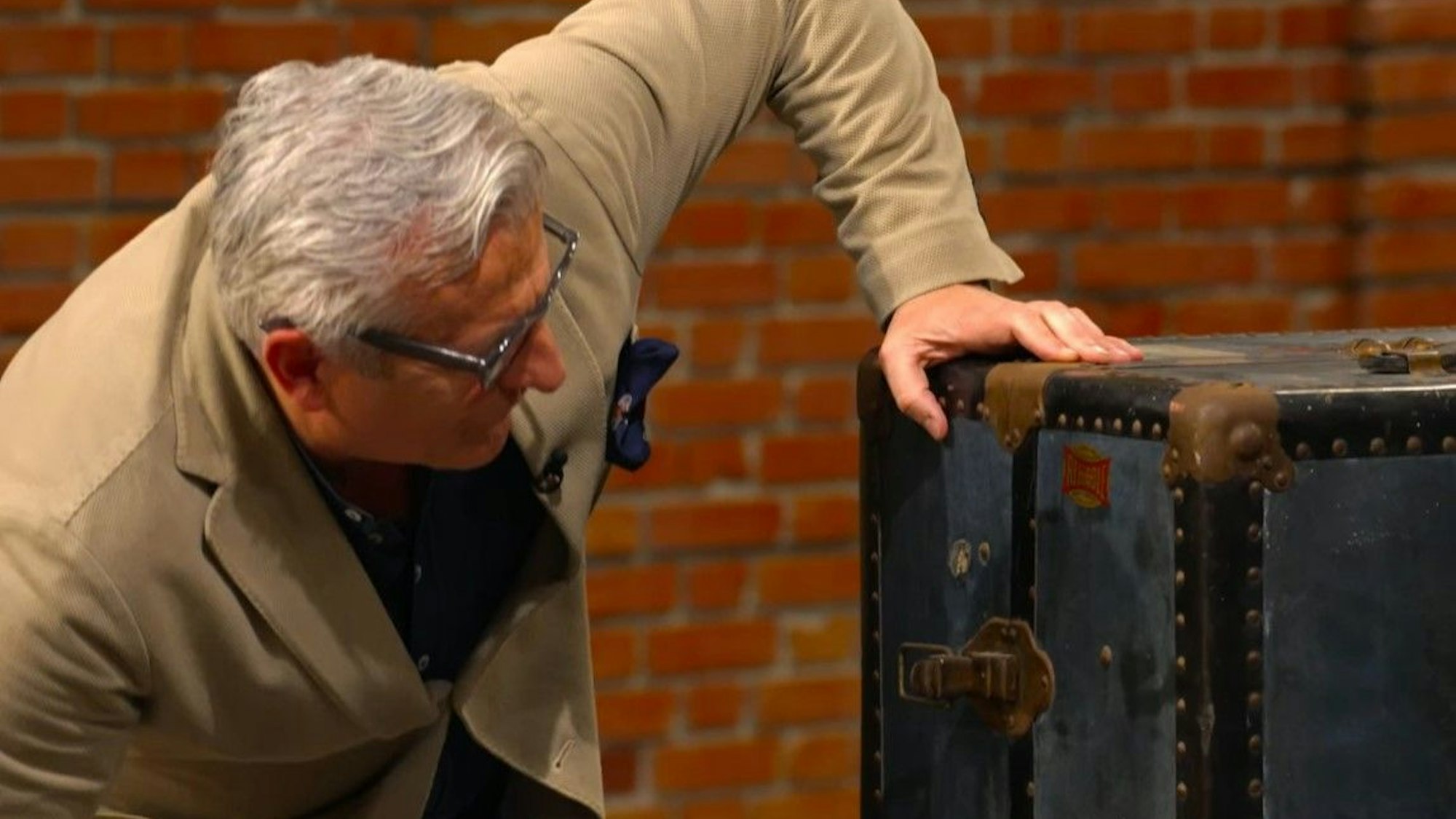 Händler Markus Windhagen nimmt den Übersee-Koffer bei „Bares für Rares“ in Augenschein und stellt sofort fest: „Er müffelt!“