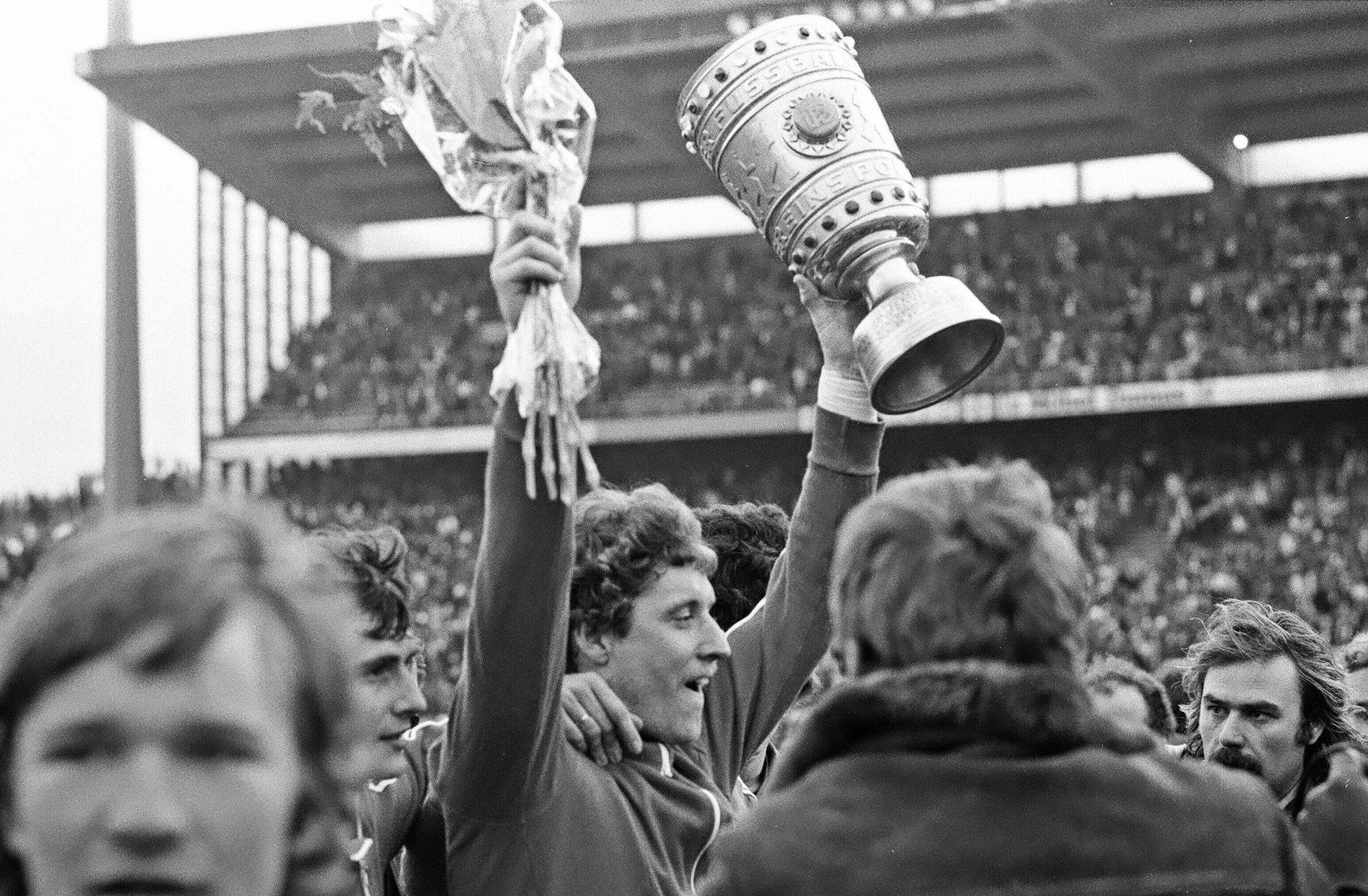 FC-Torwart Toni Schumacher mit dem DFB-Pokal 1978. (Archivfoto)