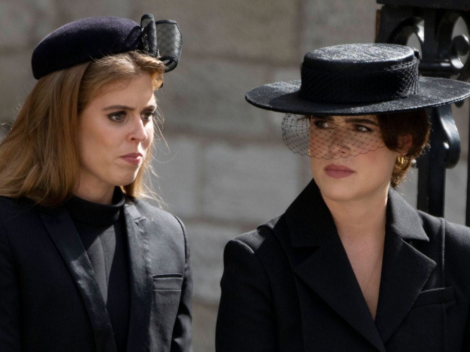 Prinzessin Beatrice und Prinzessin Eugenie bei der Beerdigung von Königin Elizabeth II.