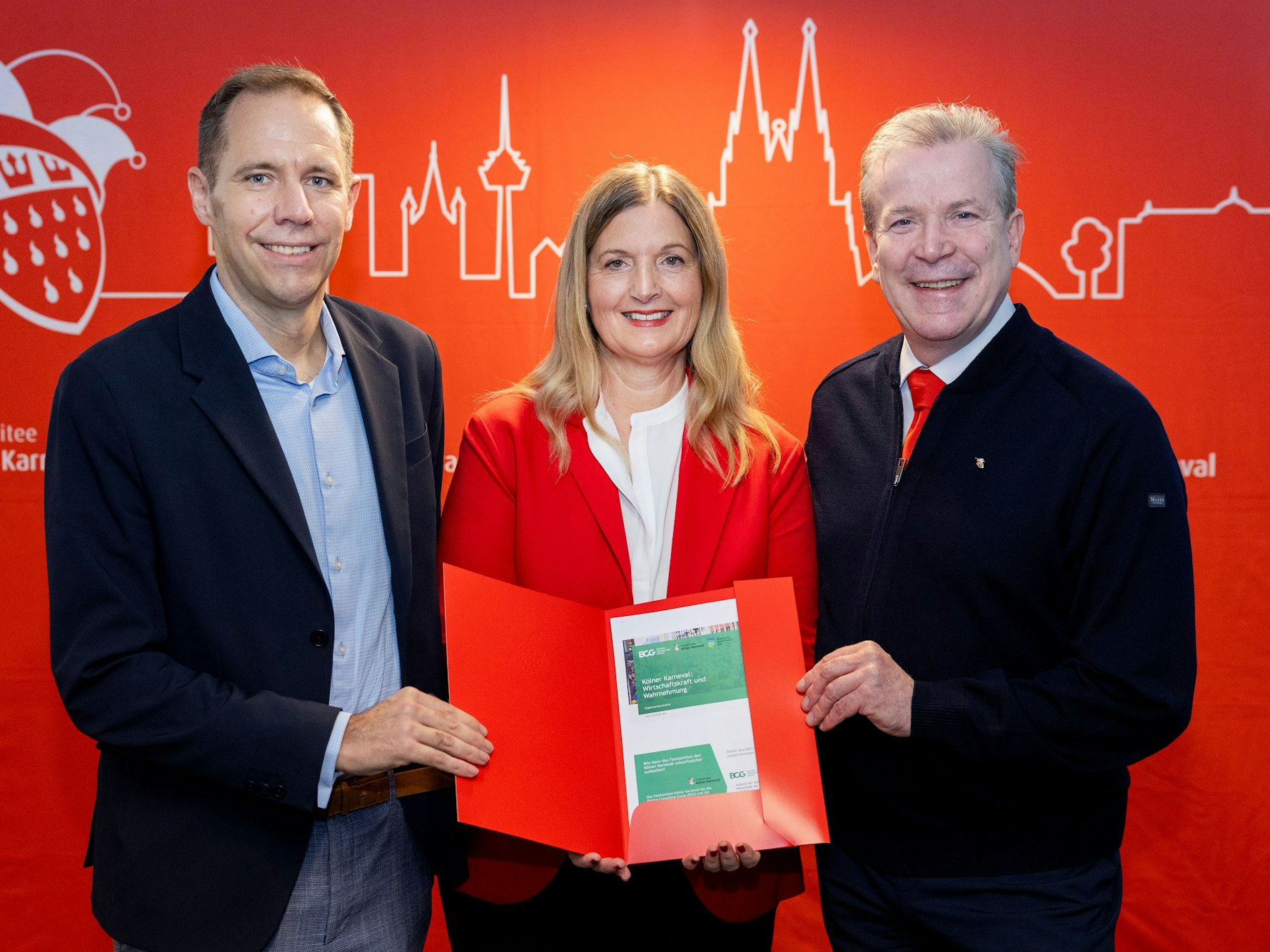 Dr. Dennis Utzerath, Prof. Dr. Silke Schönert und Christoph Kuckelkorn halten eine Studie in die Kamera.
