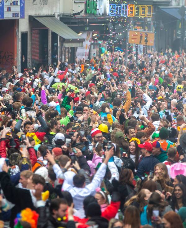 Junge Jecke feiern am 11.11. 2024 auf der Zülpicher Straße.