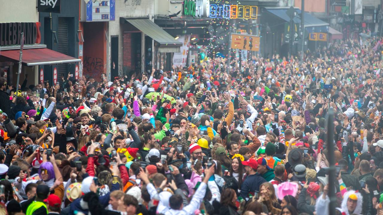 Junge Jecke feiern am 11.11. 2024 auf der Zülpicher Straße.
