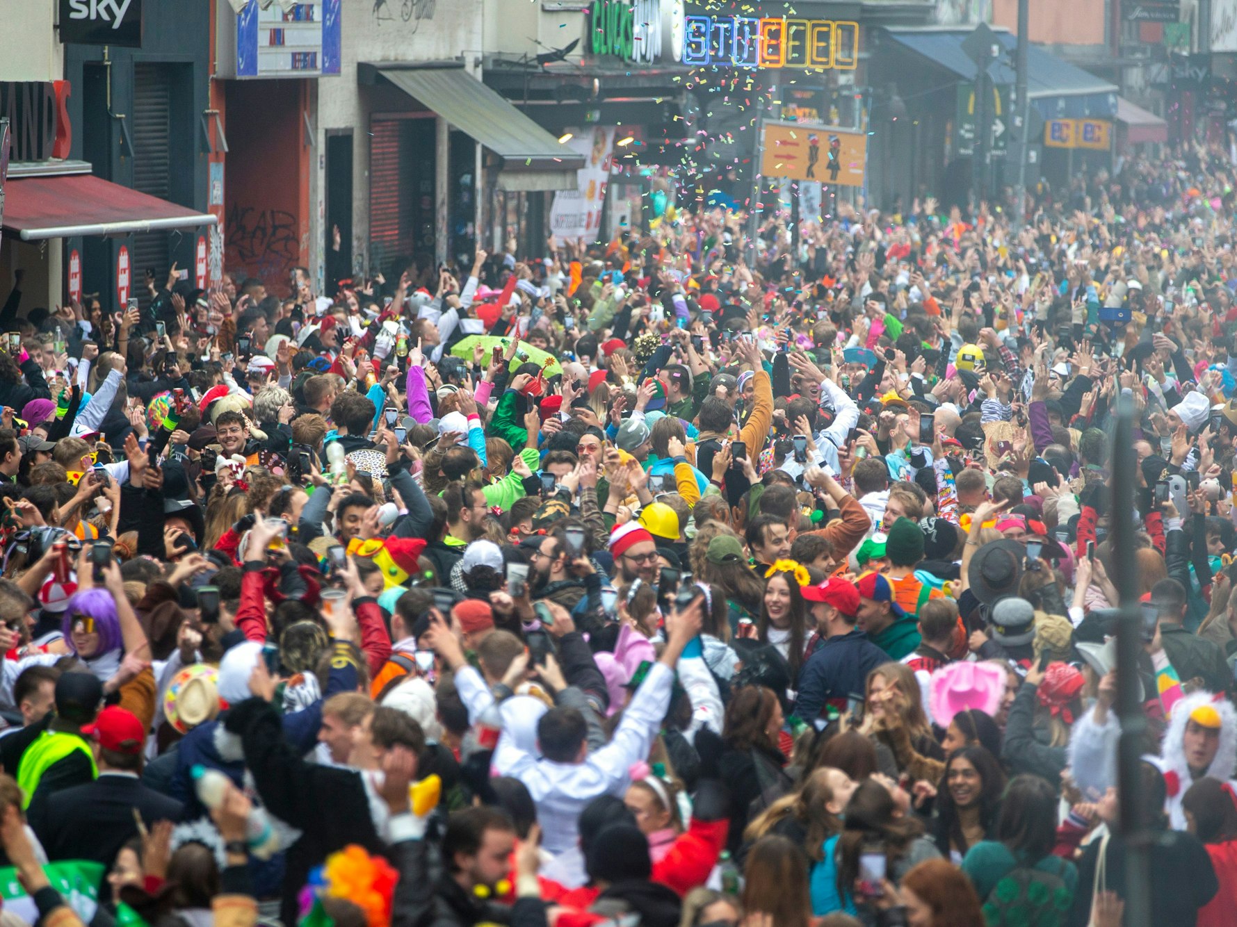 Feierwütige am 11.11. 2024 auf der Zülpicher.