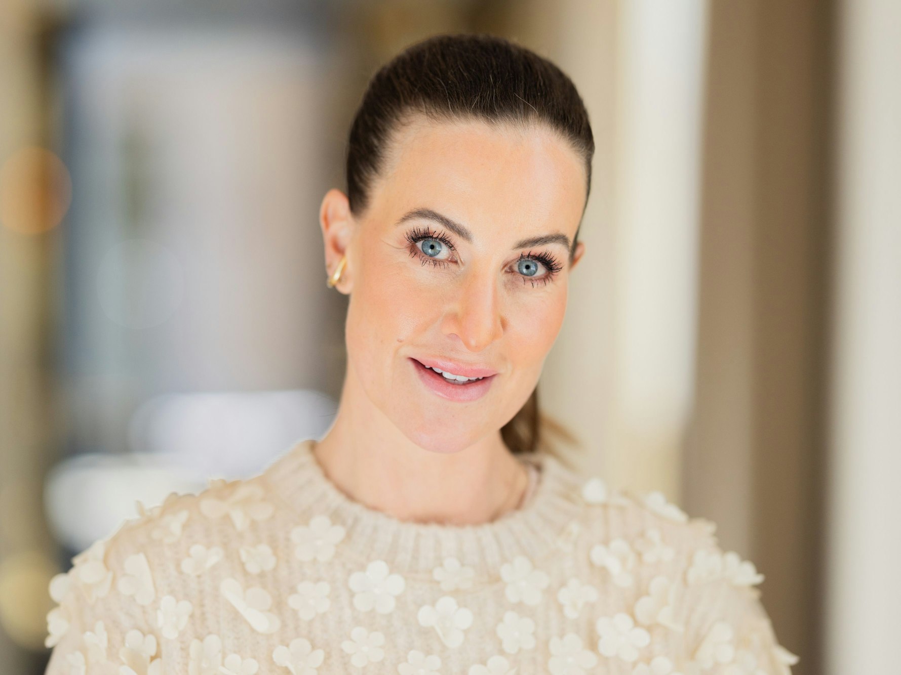 Charlotte Würdig schaut lächelnd in die Kamera.