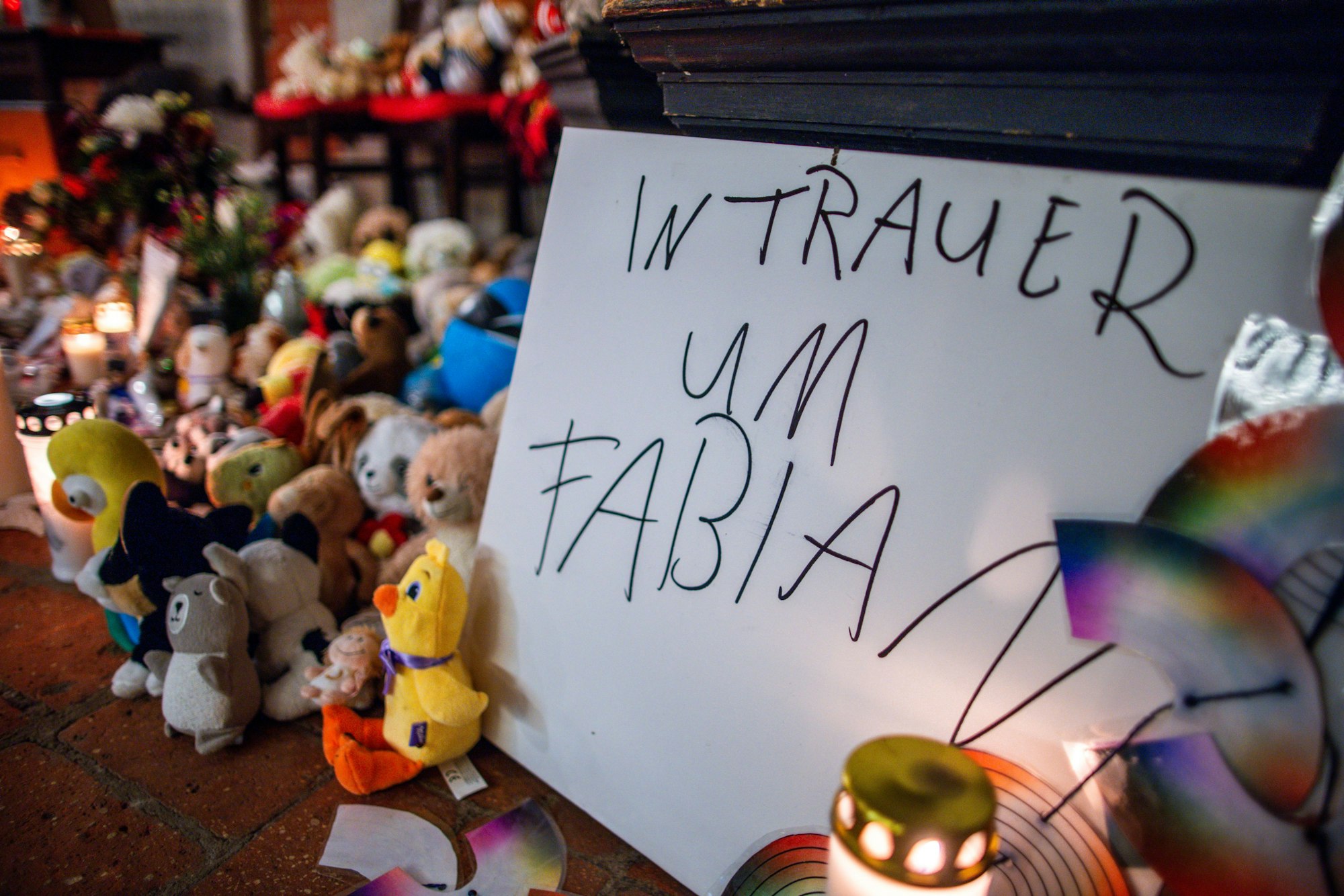 Kerzen, Plüschtiere und ein Schild ´In Trauer um Fabian» stehen vor dem Beginn des Trauergottesdienstes zum Abschied des achtjährigen Fabian am Eingang zur Marienkirche.