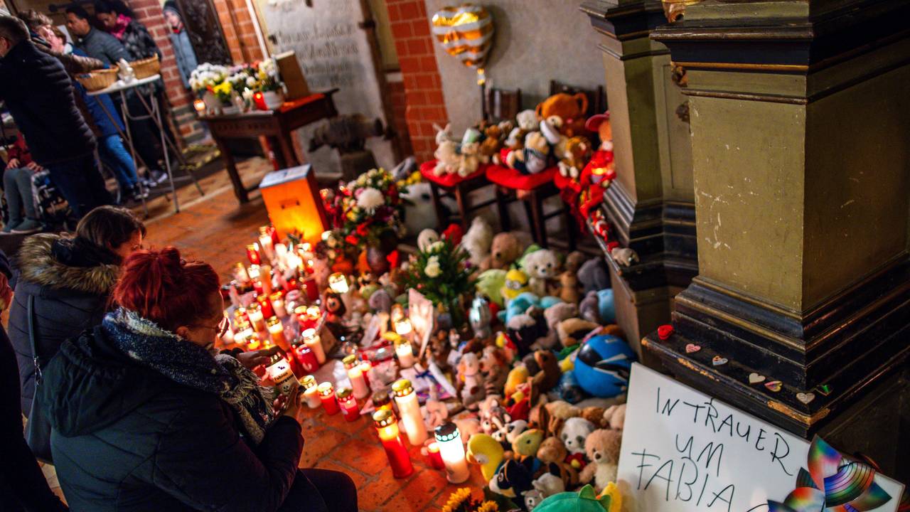 Besucher des Trauergottesdienstes zum Abschied des achtjährigen Fabian stellen am Eingang zur Marienkirche zwischen Plüschtieren Kerzen auf.