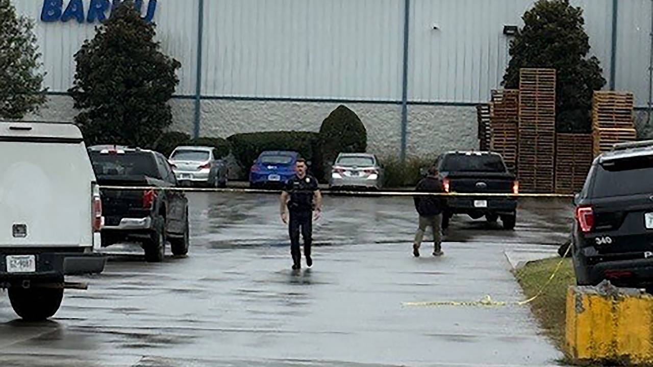 Einsatzkräfte des Cleveland Police Departments sind auf dem Firmengelände von Barku. Bei einem Gewaltverbrechen im US-Bundesstaat Tennessee sind zwei Deutsche getötet worden.