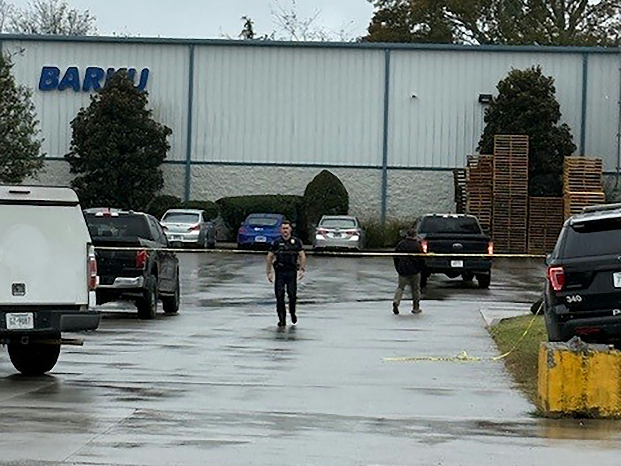 Einsatzkräfte des Cleveland Police Departments sind auf dem Firmengelände von Barku. Bei einem Gewaltverbrechen im US-Bundesstaat Tennessee sind zwei Deutsche getötet worden.