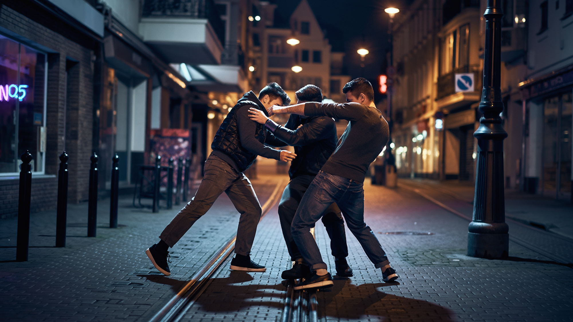 Das mit künstlicher Intelligenz erstellte Foto zeigt symbolhaft eine Szene, in der zwei Jugendliche auf einen dritten einprügeln.