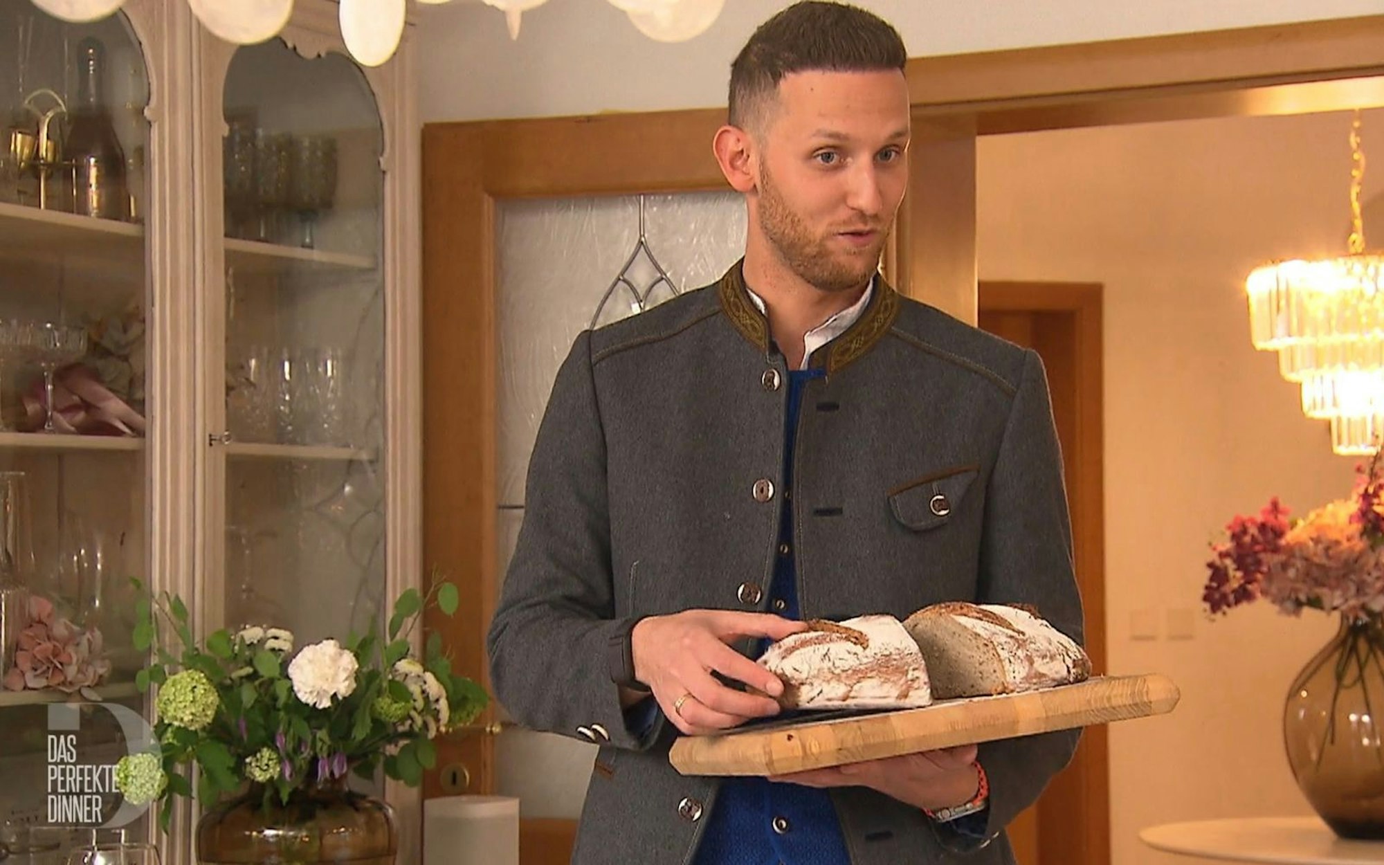 Als Gastgeber strotzt Raphael (30) vor Selbstbewusstsein (Bild: RTL)