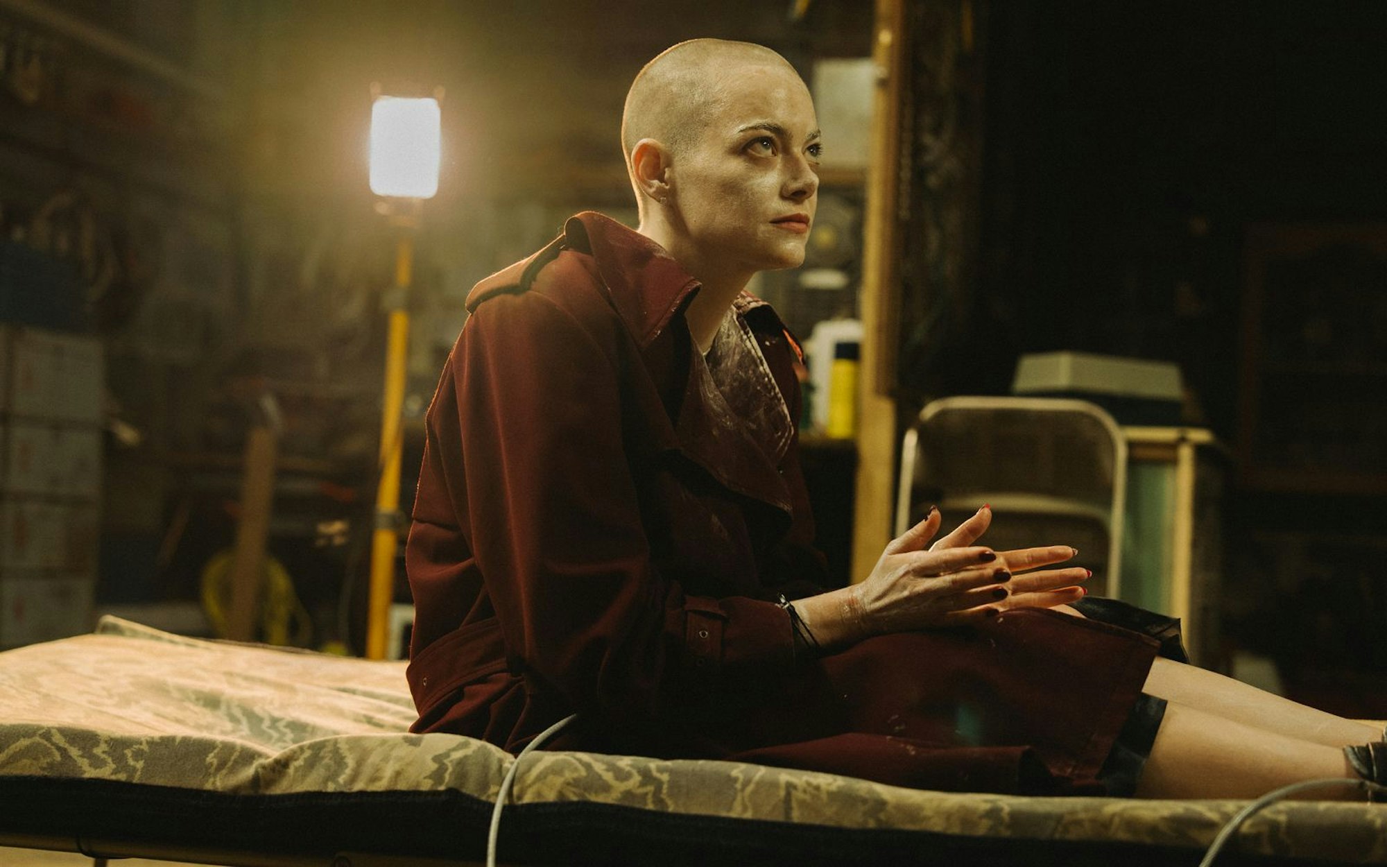 Emma Stone spielt in „Bugonia“ eine Unternehmerin, die ihre  Entführer für ein Alien halten.  (Bild: Atsushi Nishijima/Focus Features)