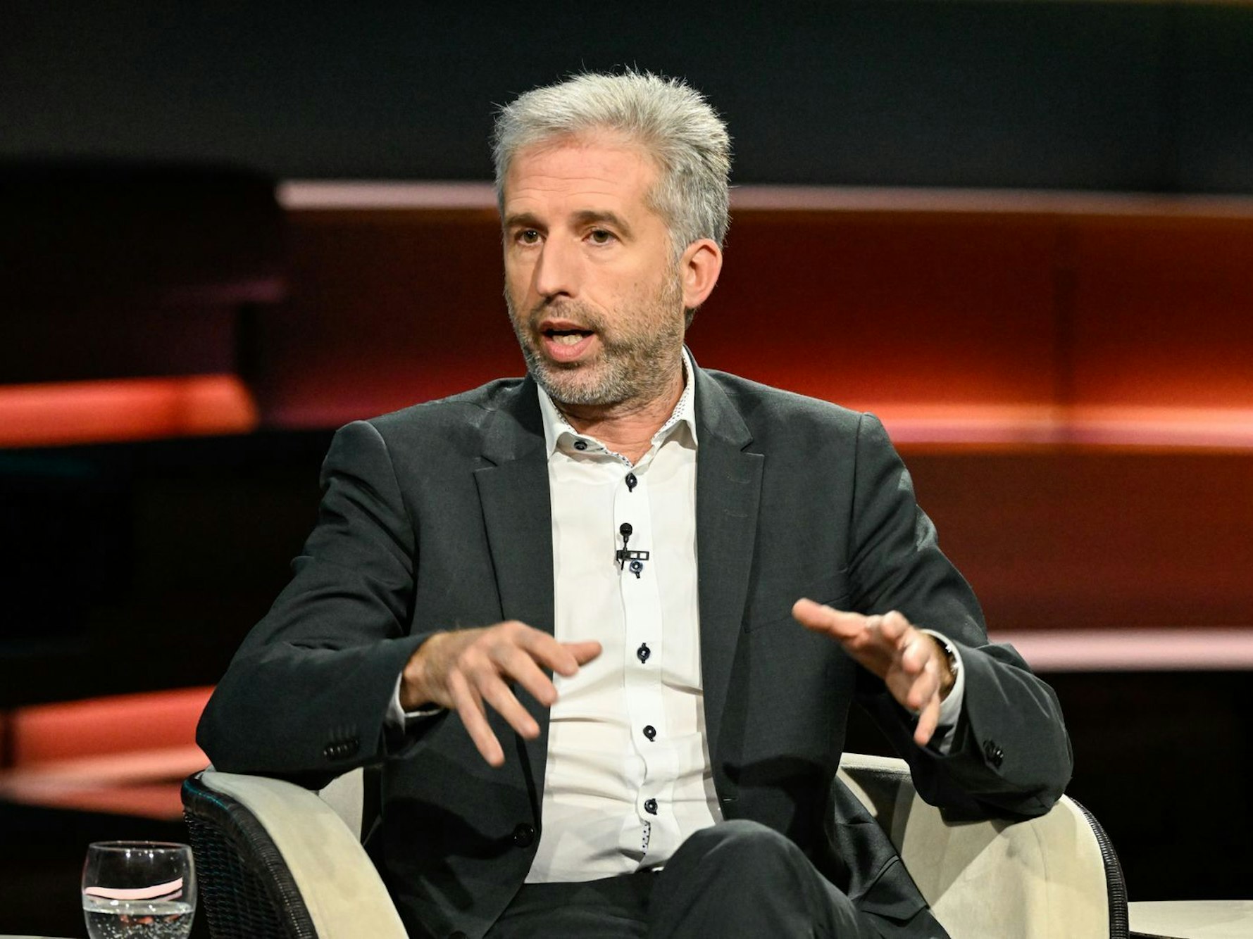 Der Tübinger Oberbürgermeister Boris Palmer gab bei „Markus Lanz“ zu, dass er mit Erleichterung auf die „Stadtbild“-Aussage von Kanzler Merz reagiert habe. (Bild: ZDF / Markus Hertrich)