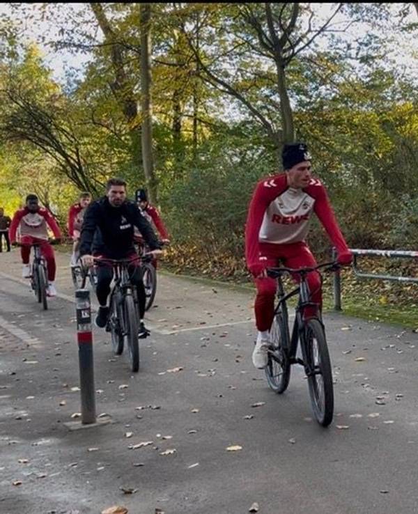 Die Profis des 1. FC Köln am Donnerstag im Training auf dem Fahrrad.