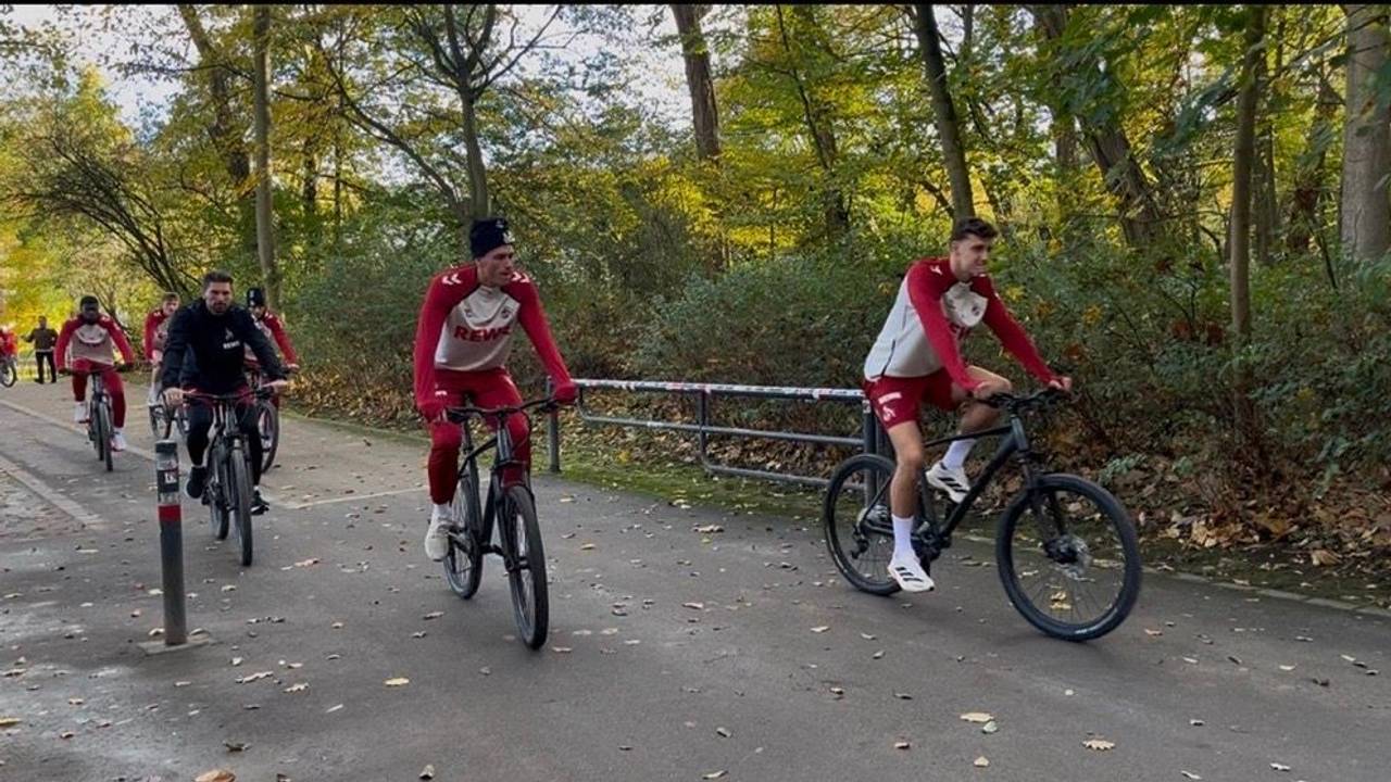Die Profis des 1. FC Köln am Donnerstag im Training auf dem Fahrrad.