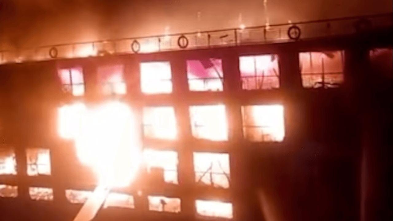 Der Ausschnitt aus einem Video auf X zeigt das Inferno auf der Iberotel Crown Empress.