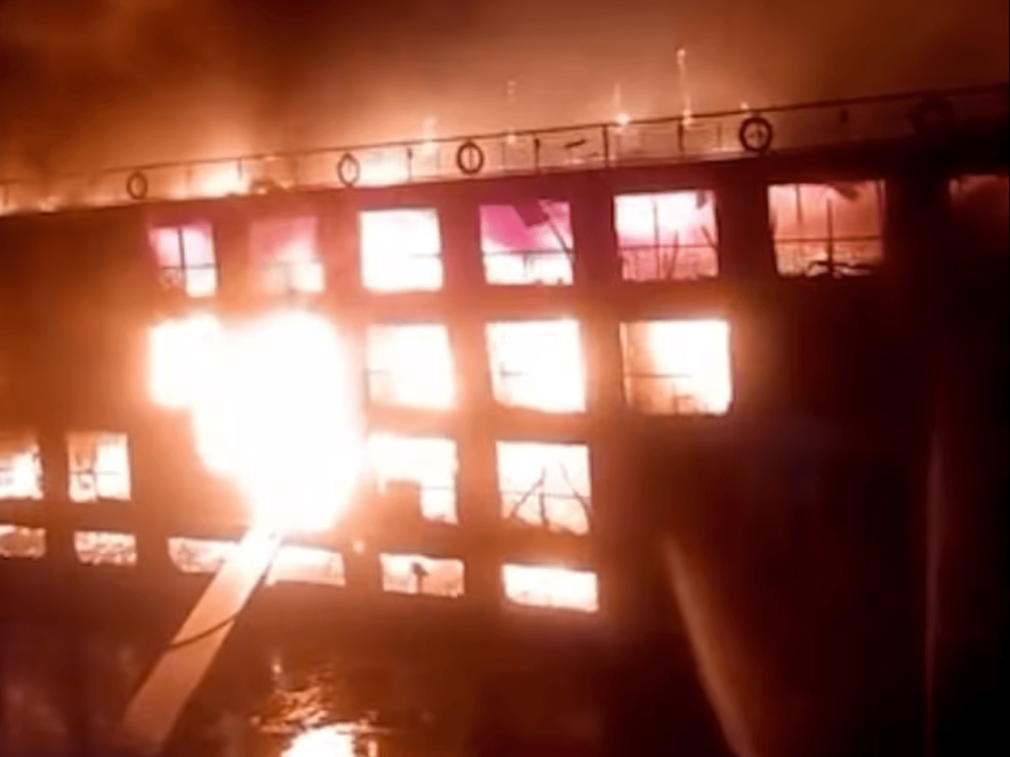 Der Ausschnitt aus einem Video auf X zeigt das Inferno auf der Iberotel Crown Empress.