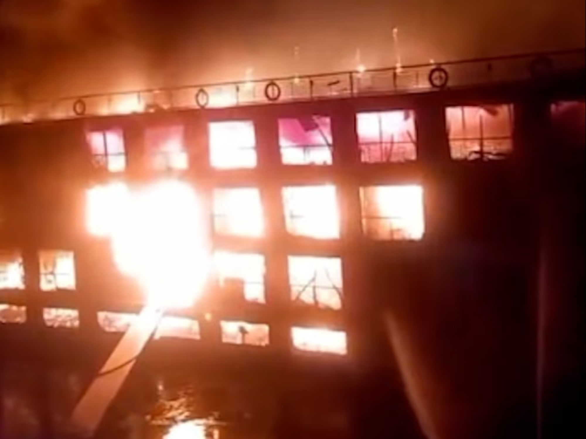 Der Ausschnitt aus einem Video auf X zeigt das Inferno auf der Iberotel Crown Empress.