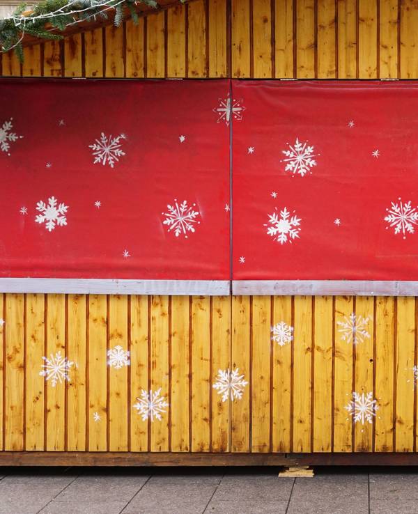 geschlossener Weihnachtsmarktstand mit Schneeflockendeko