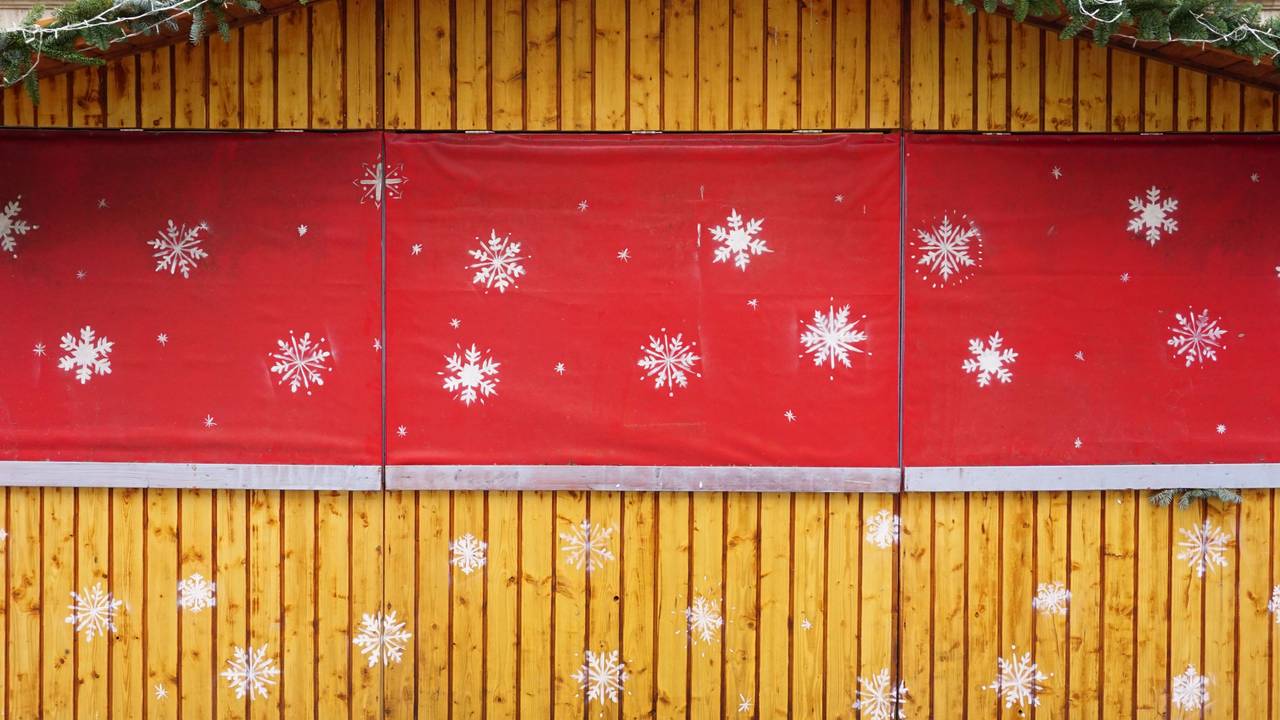 geschlossener Weihnachtsmarktstand mit Schneeflockendeko