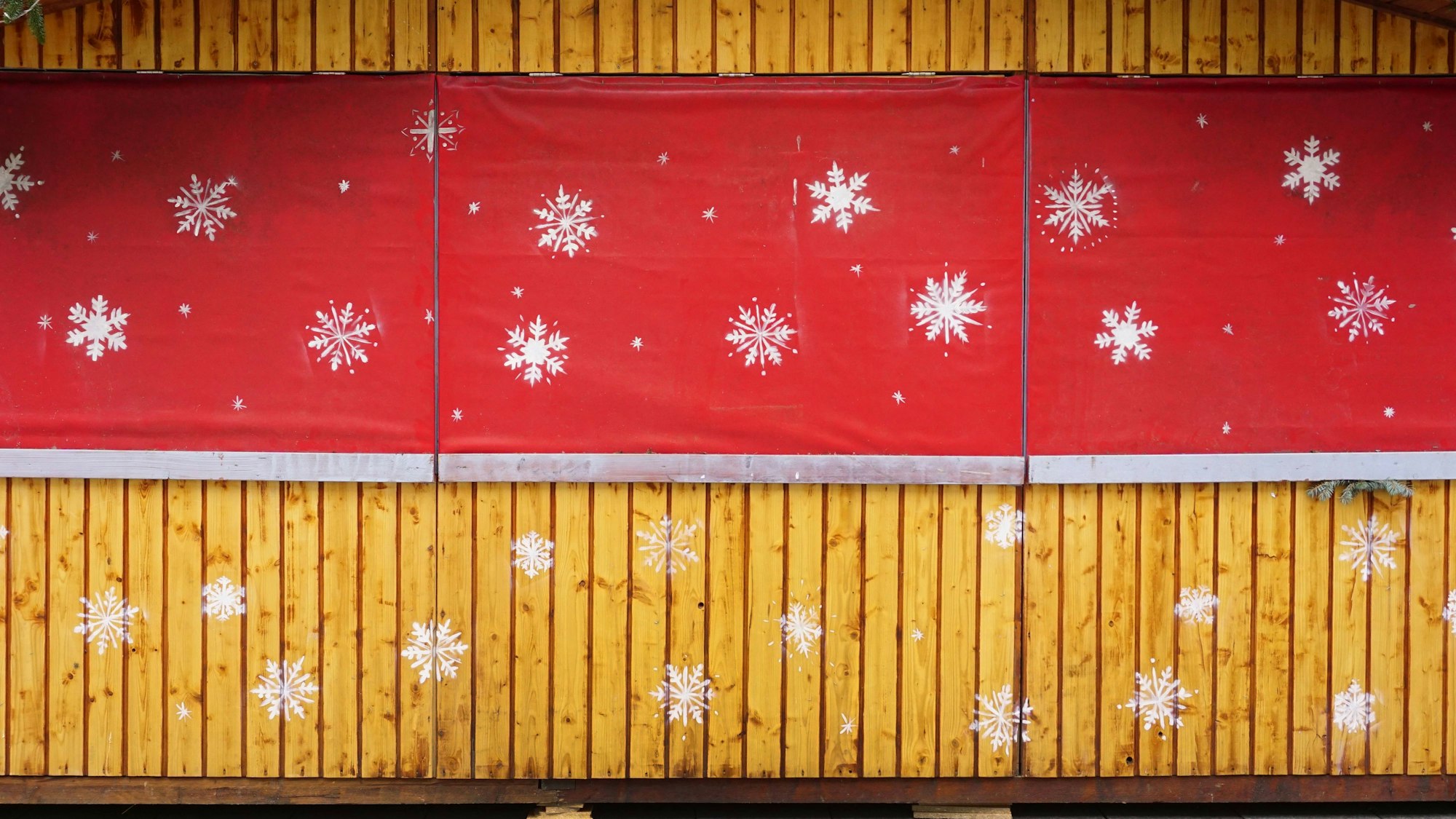 geschlossener Weihnachtsmarktstand mit Schneeflockendeko