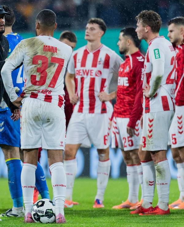 Guter Sportsmann: Münchens Trainer Vincent Kompany (l) klatschte nach dem 4:1-Sieg im Pokal in Köln mit den FC-Spielern ab.