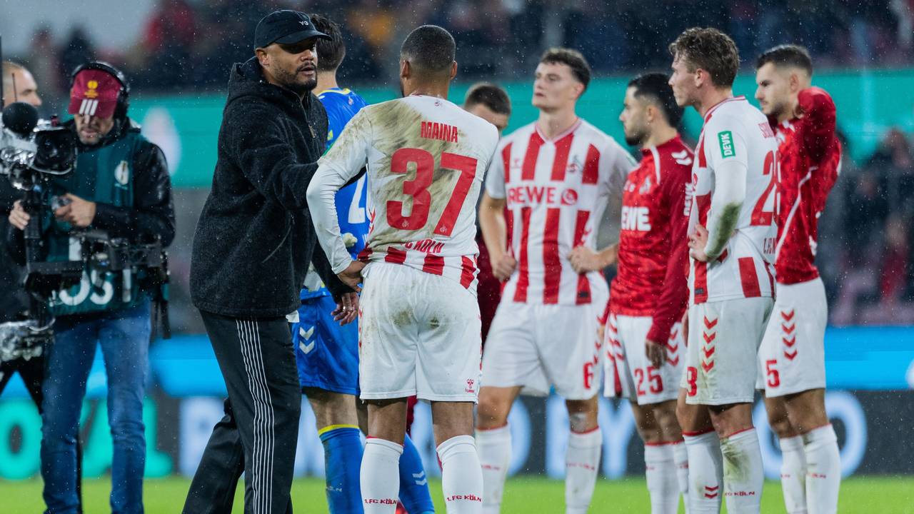 Guter Sportsmann: Münchens Trainer Vincent Kompany (l) klatschte nach dem 4:1-Sieg im Pokal in Köln mit den FC-Spielern ab.