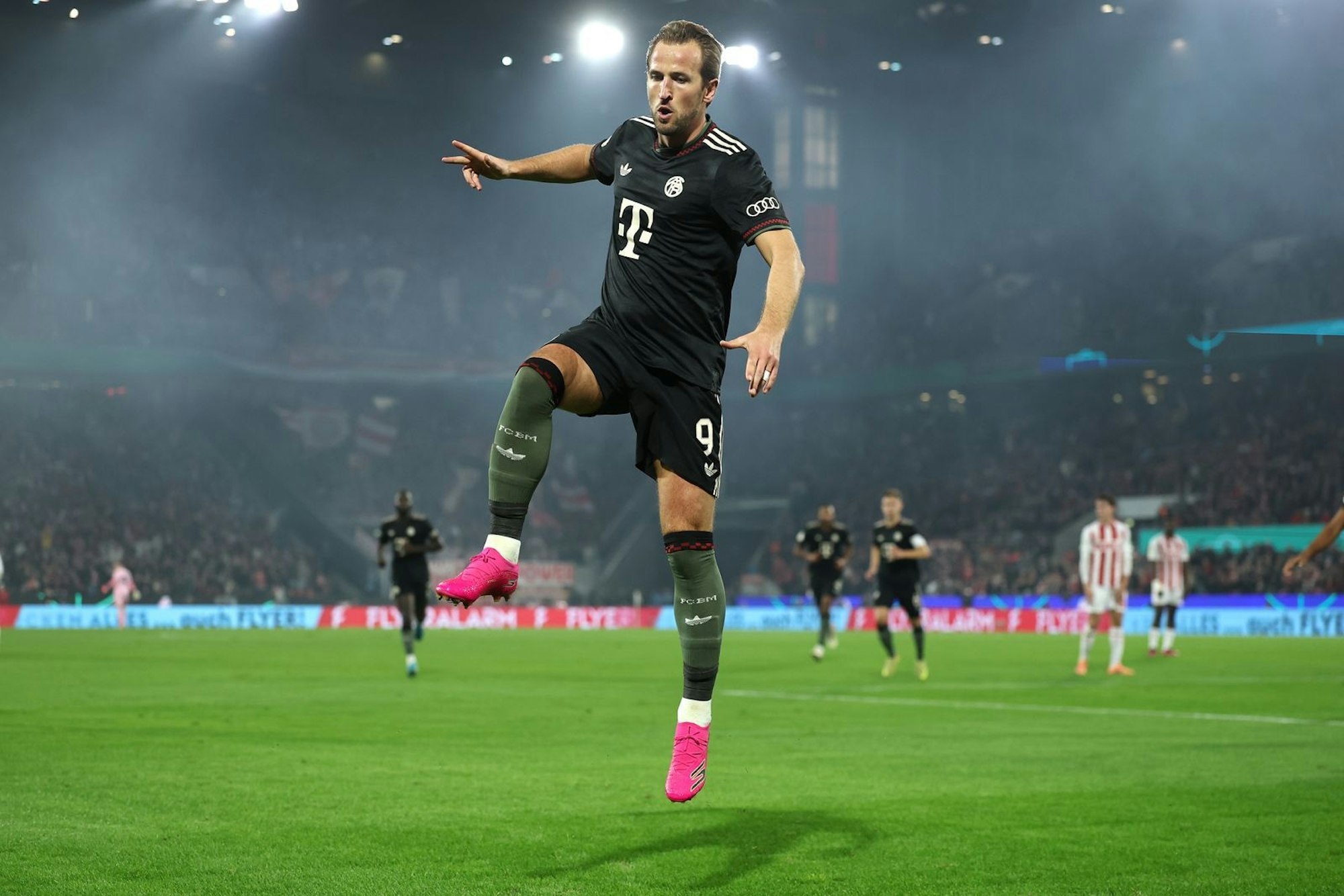 Bayern-Stürmer Harry Kane traf gegen den 1. FC Köln zweimal. Seine Freude vermochte der ARD-Kommentator nicht teilen. (Bild: 2025 Getty Images/Lars Baron)