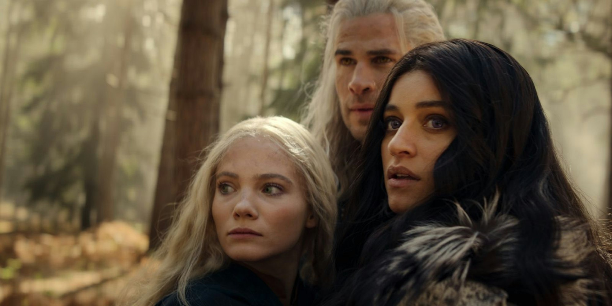 Ein Bild aus glücklicheren Zeiten: Geralt (Liam Hemsworth), Ciri (Freya Allan, links) und Yennefer (Anya Chalotra) sind nicht mehr zusammen auf der Flucht, sondern müssen sich allein durchschlagen. (Bild: © Netflix / Susie Allnut)