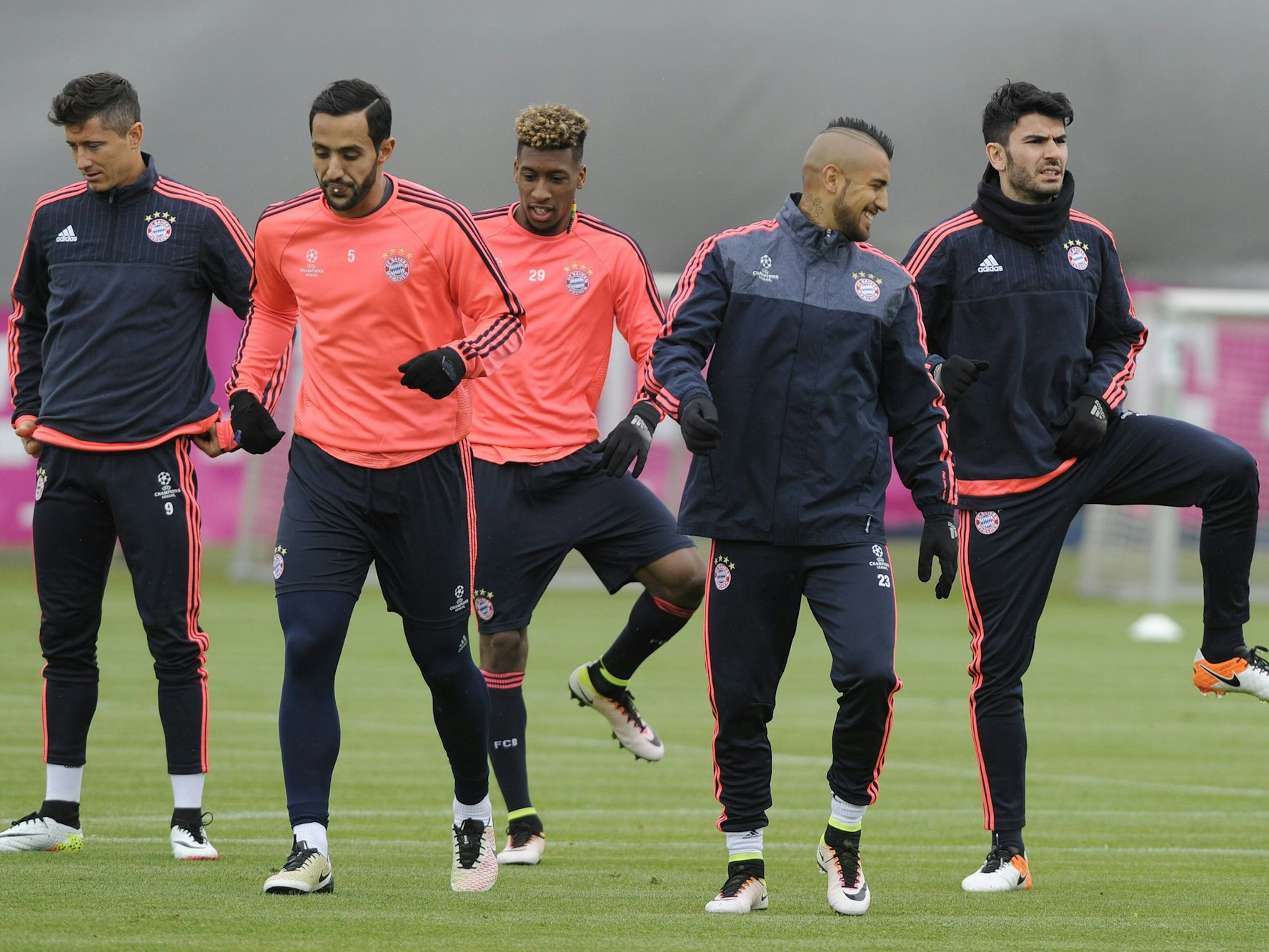Mehdi Benatia (2.v.l.) bei einer Trainingseinheit.